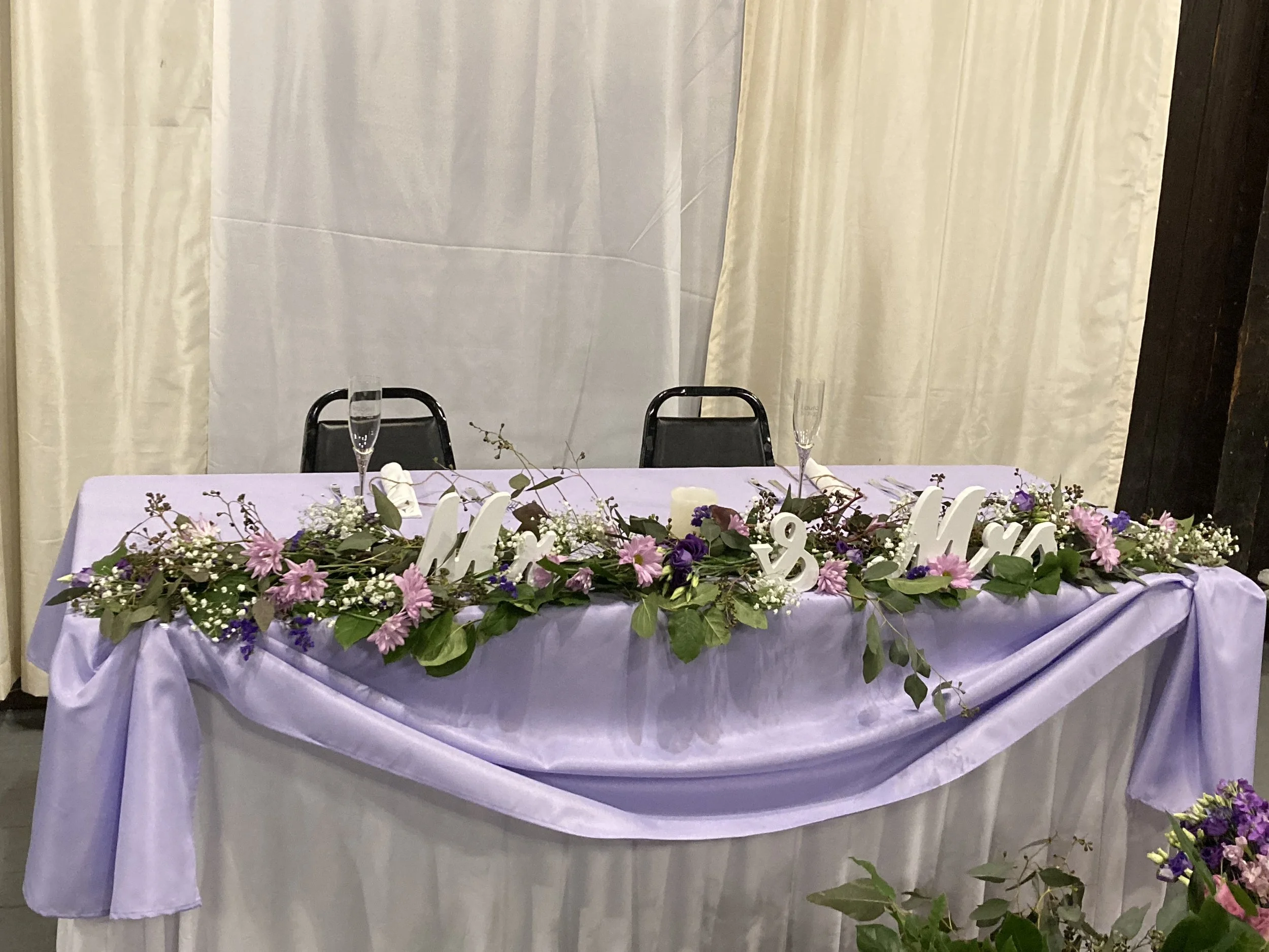 Fresh garland for the sweetheart table