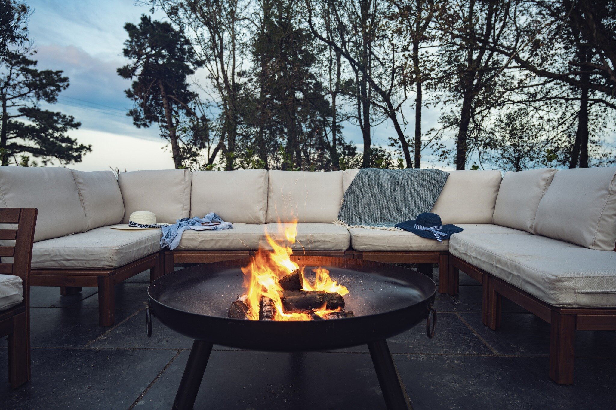 Gather around the fire and make memories that will last a lifetime. The perfect end to a perfect day - roasting marshmallows by the fire pit at Bogee Farmhouse.

#farmhouse #bogeefarmhouse #farm #padstow #lovecornwall #bogeefarm #farmstay #holidaycot