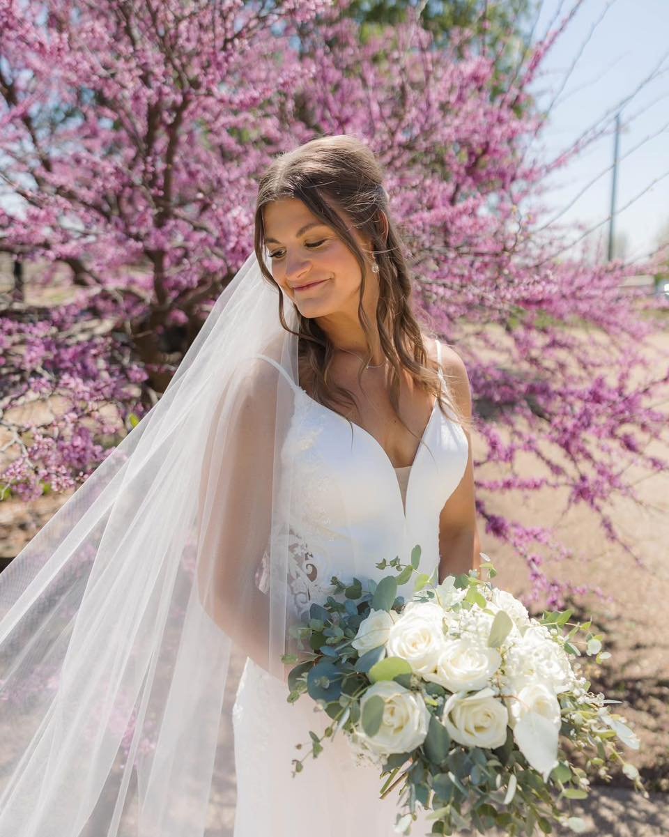 Stunning bride, floral and gown from @elliestonebride 😍

📸 Kiley Vander Maten Photography