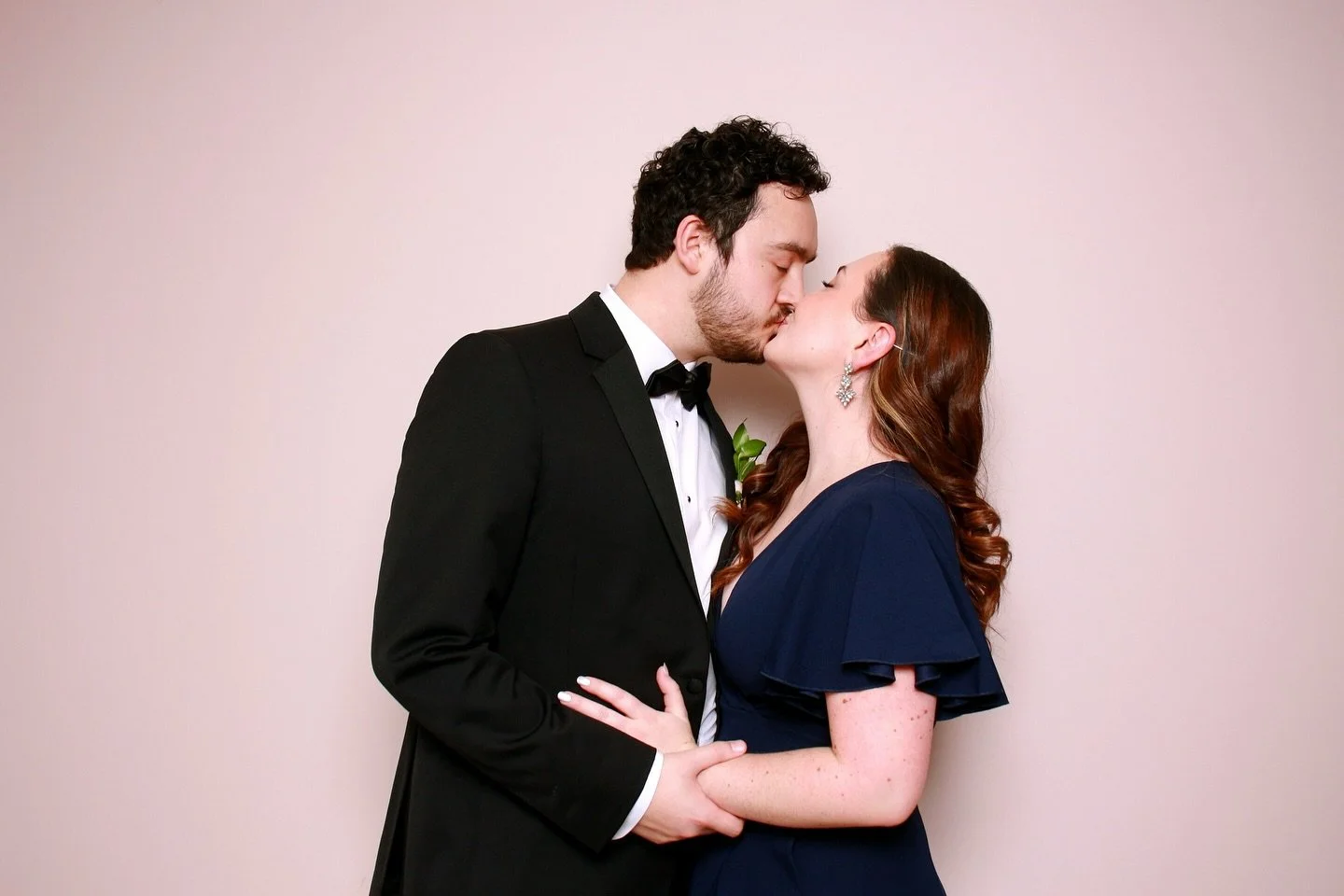 Photo Booth or Kissing Booth? Why not both! 📸💋

#photoboothsanantonio #downtownsanantonio #sanantoniobride #sanantoniowedding #modernphotobooth #photoboothnewmexico #photoboothsantafe #santafebride #desertbride #desertbridetobe