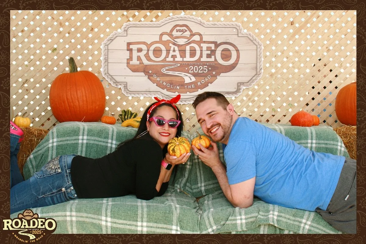 It officially feels like fall today in #sanantonio 🍁

Who else is excited about sweater weather, all things pumpkin spice, and of course spooky season?! 🎃

@viatransit 
@lockehillfeed 
@universalcitypumpkinpatch