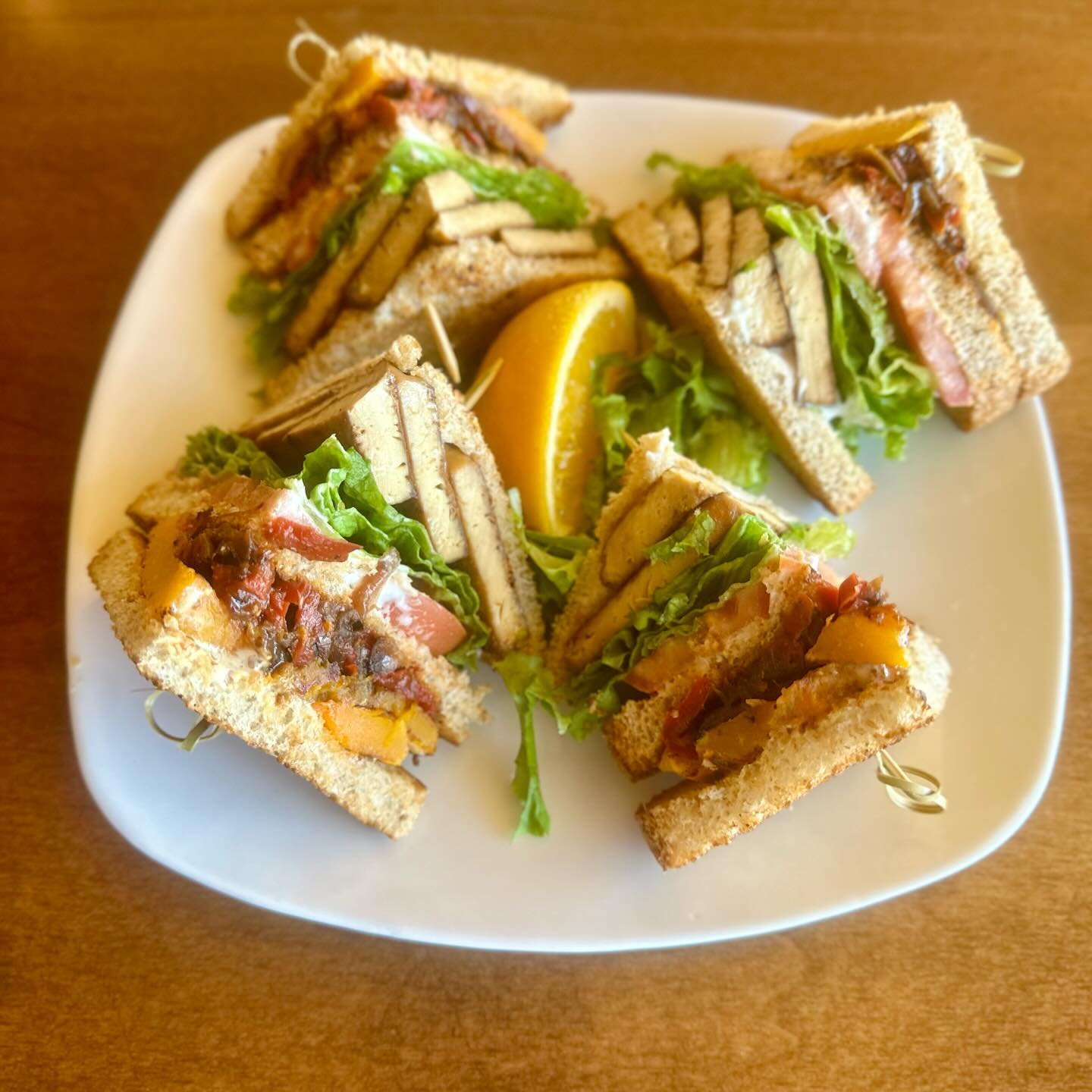 Butternut Club!
Roasted butternut squash, maple hickory bacon, grilled peppers and onions, lettuce, tomato, and Creole mayo 
#veganclubsandwiches #butternut #veganbacon #creativevegancuisine