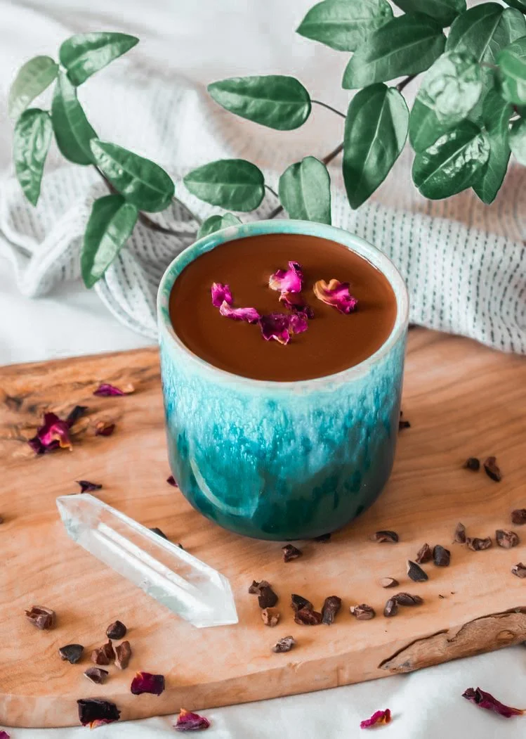Los beneficios de una ceremonia de cacao: por qué esta planta está transformando los rituales modernos