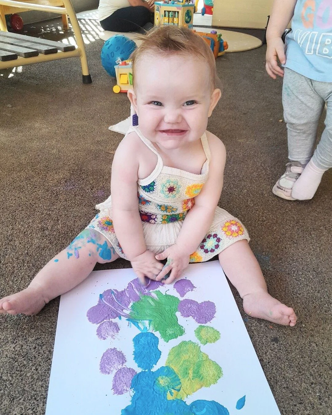 Painting isn't just for big kids. It's a wonderful experience for babies and young toddlers too as they explore the texture of the paint and learn about cause and effect in a brilliantly colourful way! 🎨

#creativekids #sensoryplay #tareeearlylearni