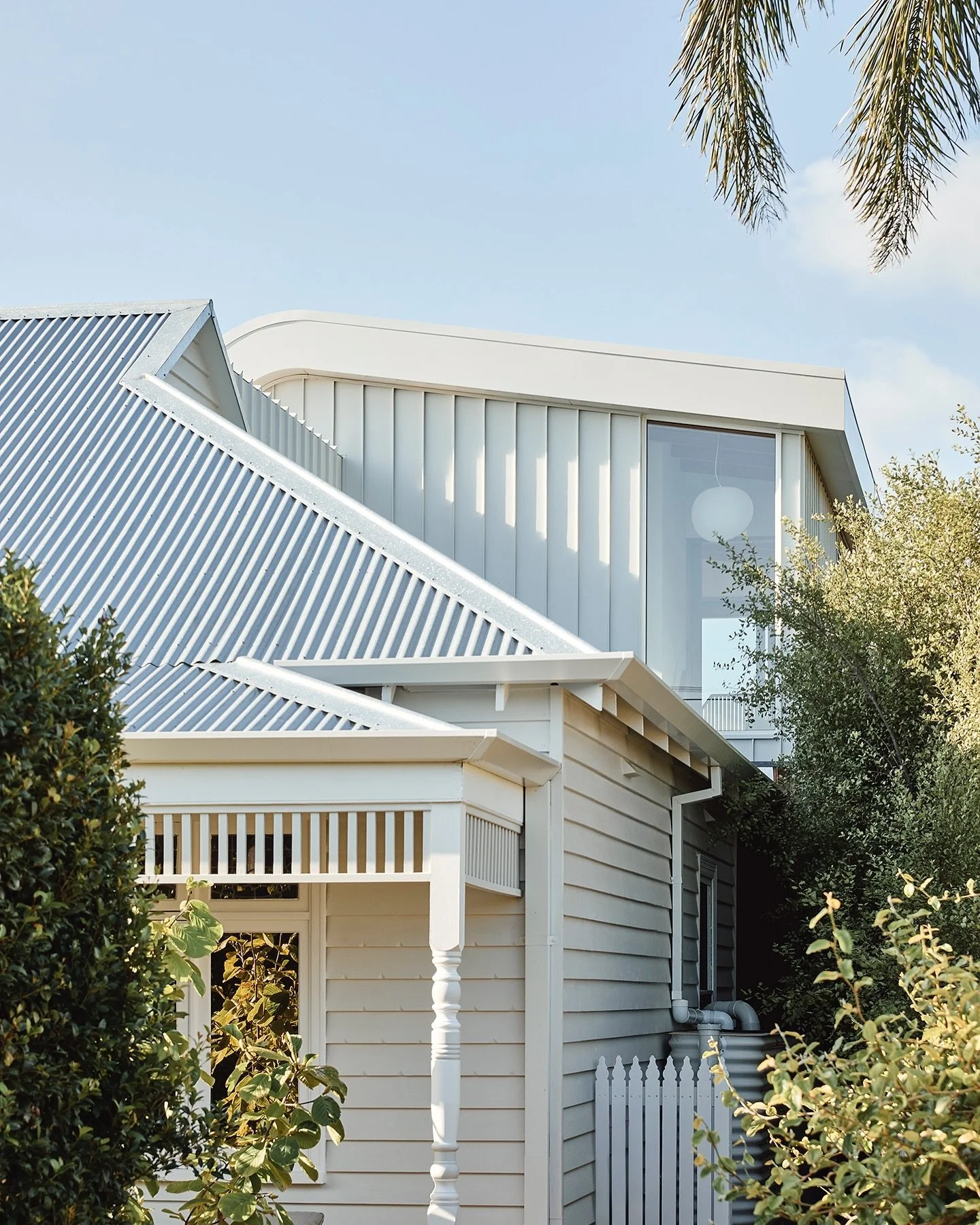 Street front and back alley views of Cereus house 🏡 
Peeking above the original weatherboard is the first floor extension, curved to soften the form against the existing roofline and streetscape 
#residentialarchitecture #innerwestmelbourne #melbour
