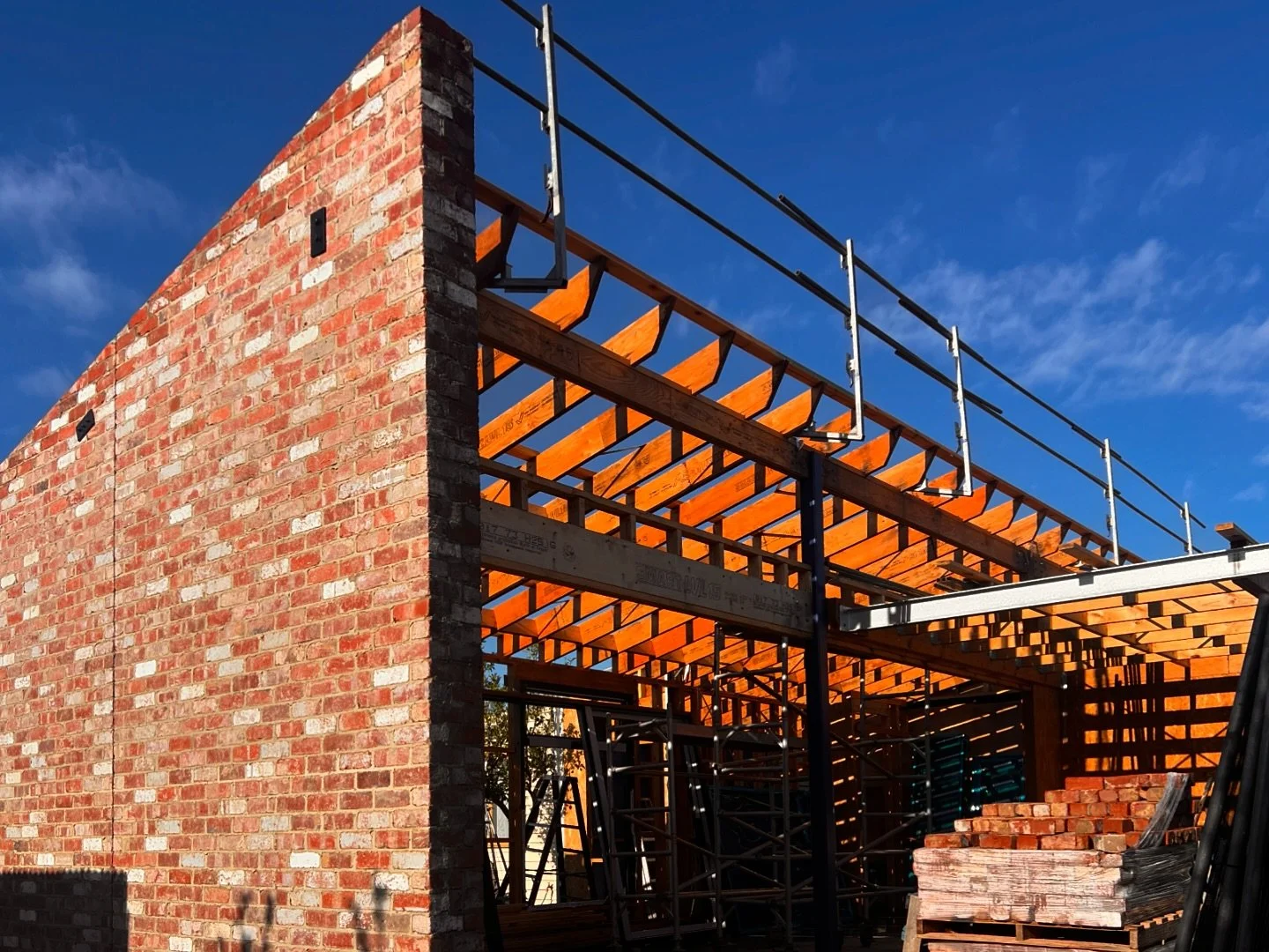 Kingville residence underway! So exciting to see the recycled brick and high ceilings take shape 🥰 
🔨 @buildin_the_dream
 #underconstruction #workinprogress #residentialarchitecture