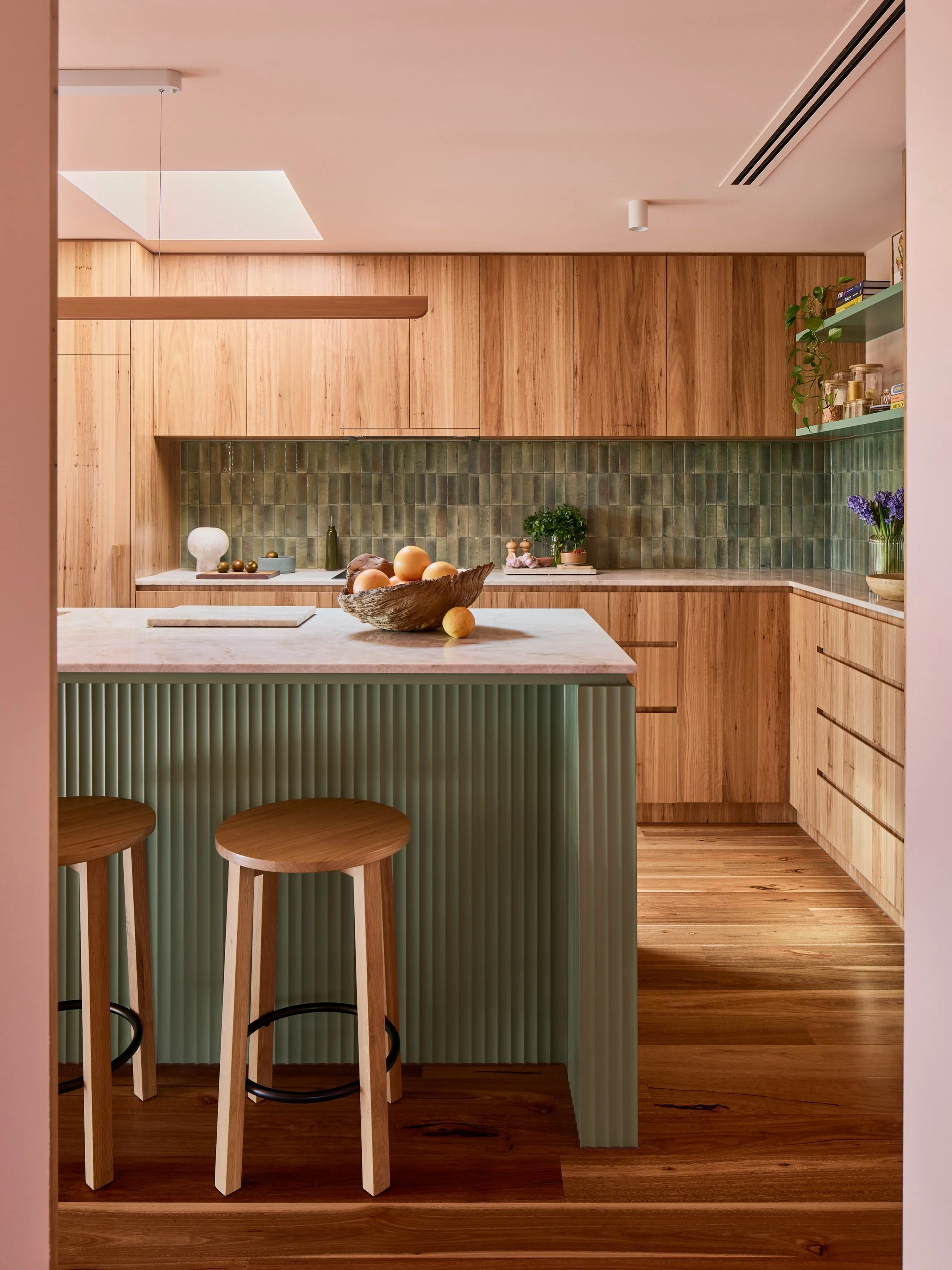 We love a cheeky splash of colour here! This timber kitchen is accented with a textured green island bench and gorgeous handmade tiles. Calming and warm at the same time 🥰 
#interior #renovation #coloursplash
📷 @jjjjade 
🔨 @bethbuilds 
Styling @ja