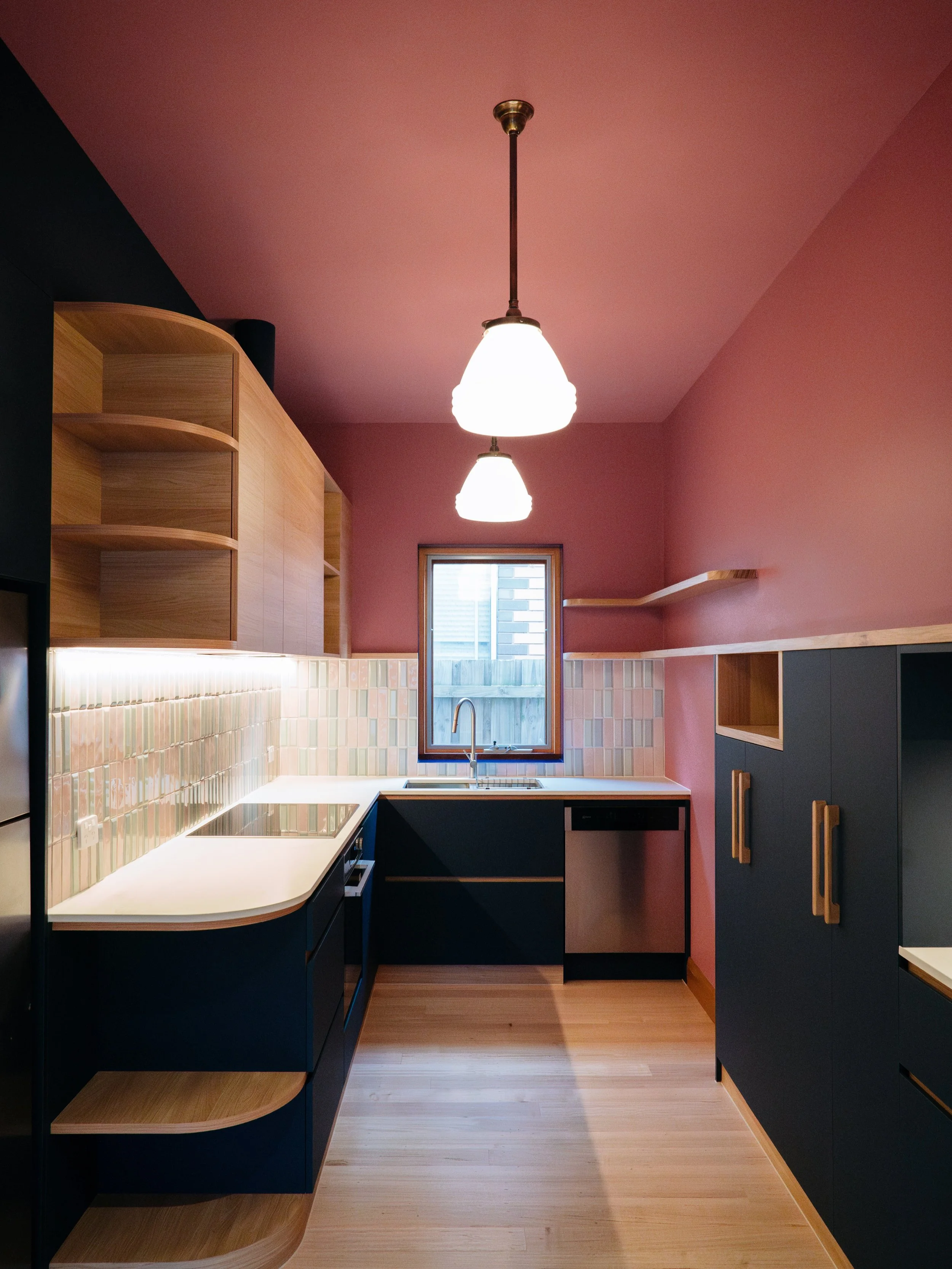 We love a little before and after shot 🥰 The space in this kitchen is tight, but that doesn&rsquo;t mean it can&rsquo;t still spark joy. Love how colour, contrast, and some careful strategic alterations can really transform a space! 

🔨 @buildin_th