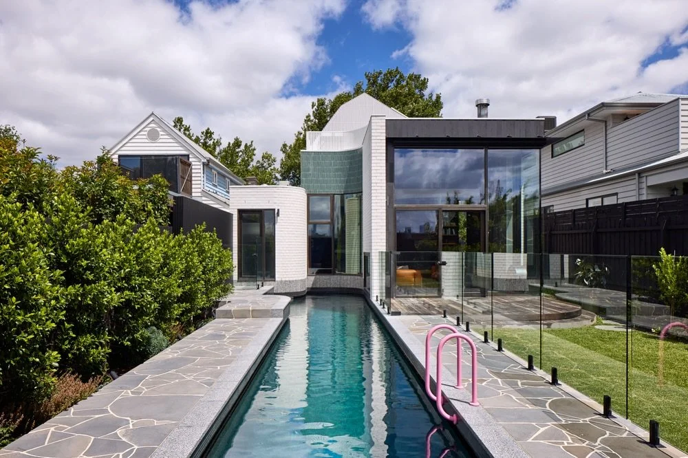 Spring is (kind of 😅) here in Melbourne, which means stepping outside to enjoy the sunshine when the weather gods permit. Whatever the weather, we love spaces which lets you enjoy your great outdoors, whether you are inside or out 🥰

#melbournearch