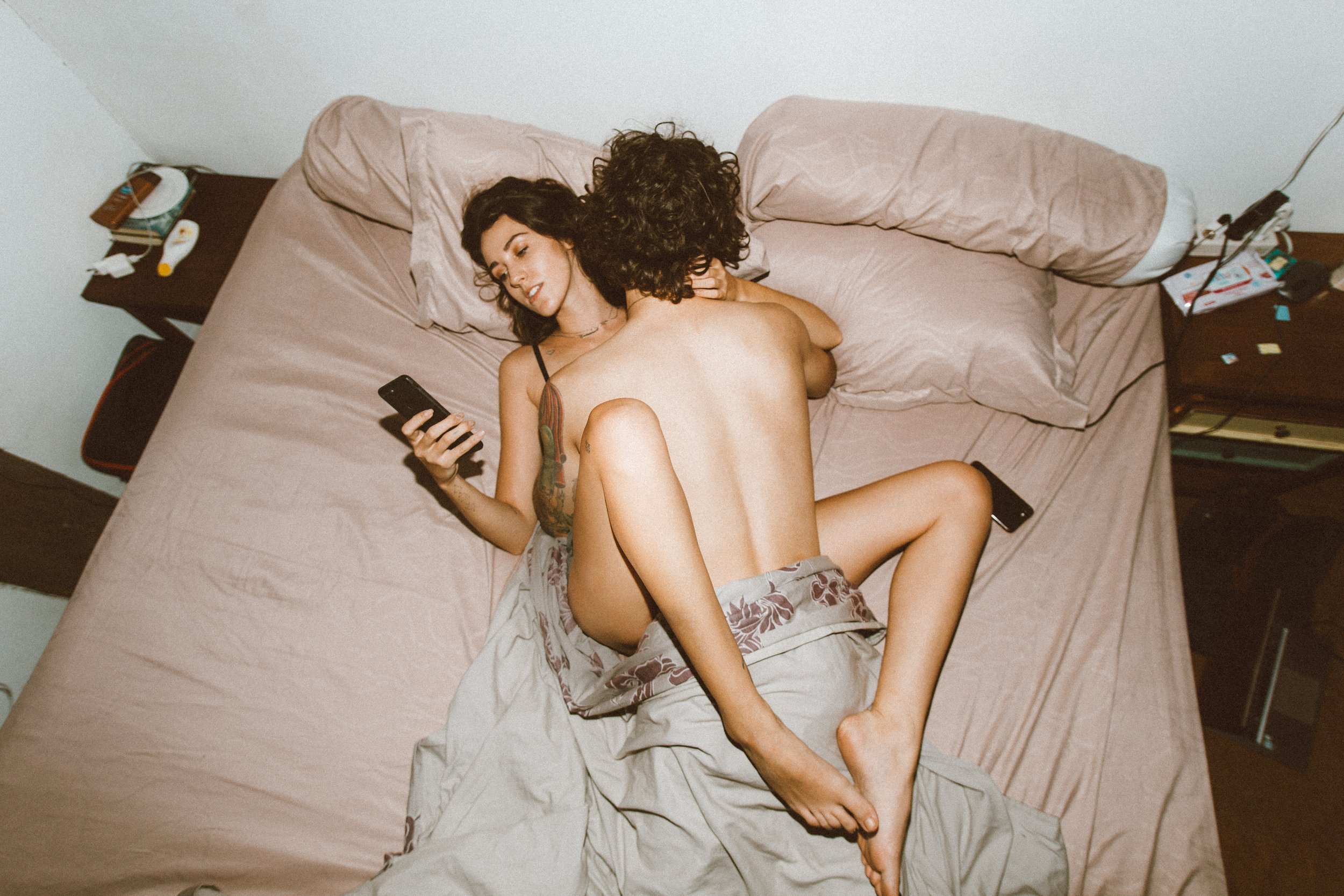 Smart Sexting 10 Ways to Initiate Sex through Sexting — Luvbites by Dr pic