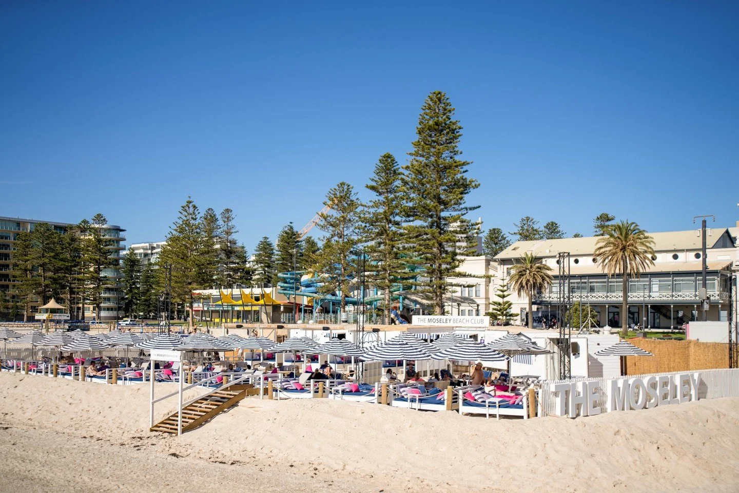 Plan your sunny escape 🌞 

Order your favourites, settle in by the water, and enjoy those beachside moments before the season wraps up!