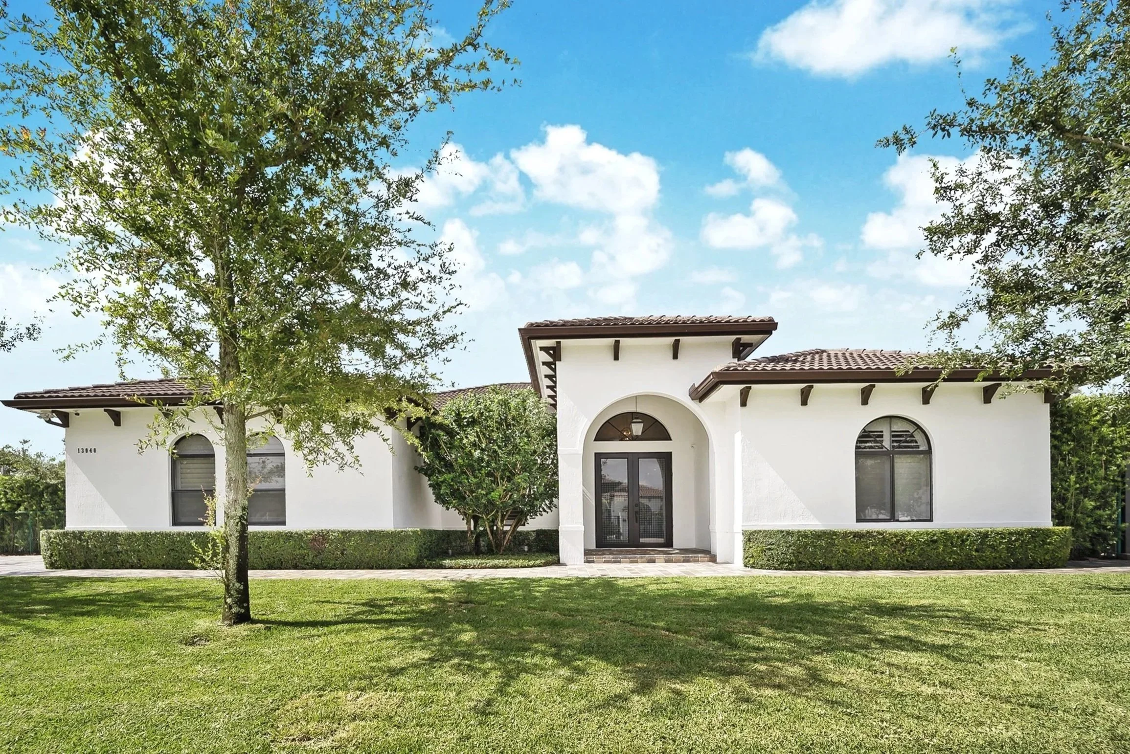 Front house arched windows medi style