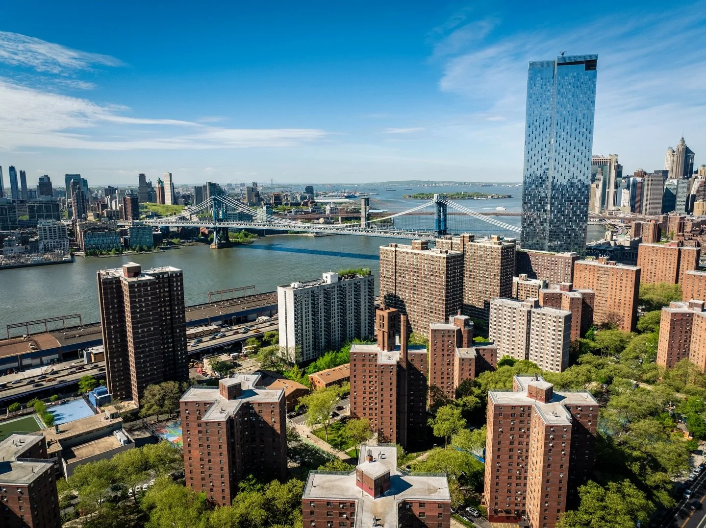 Most people only see Manhattan Bridge from the street.

Few get to see it like this. The river, the towers, and the entire skyline of Lower Manhattan opening up behind it.

New York never really stops surprising you&hellip; you just have to change yo