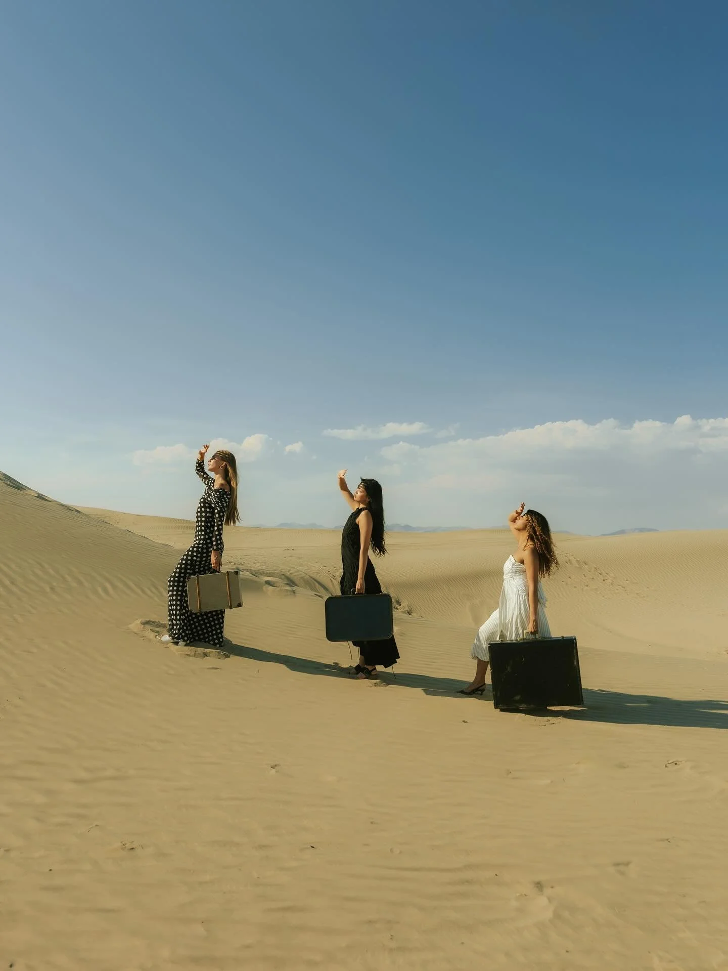 Photos from last year in Utah&rsquo;s sand dunes 🧳 Take me back 🥺

Host: @maegangrendellphoto 
Event: @creativecoworkshop 
Makeup: @chelseadotmackinnon
Models: @sarbroadbent @sunnyjeephoto @dajawoo 
Style Assist: @mykela.nunnelly 

.
.
.
#myrtlebea
