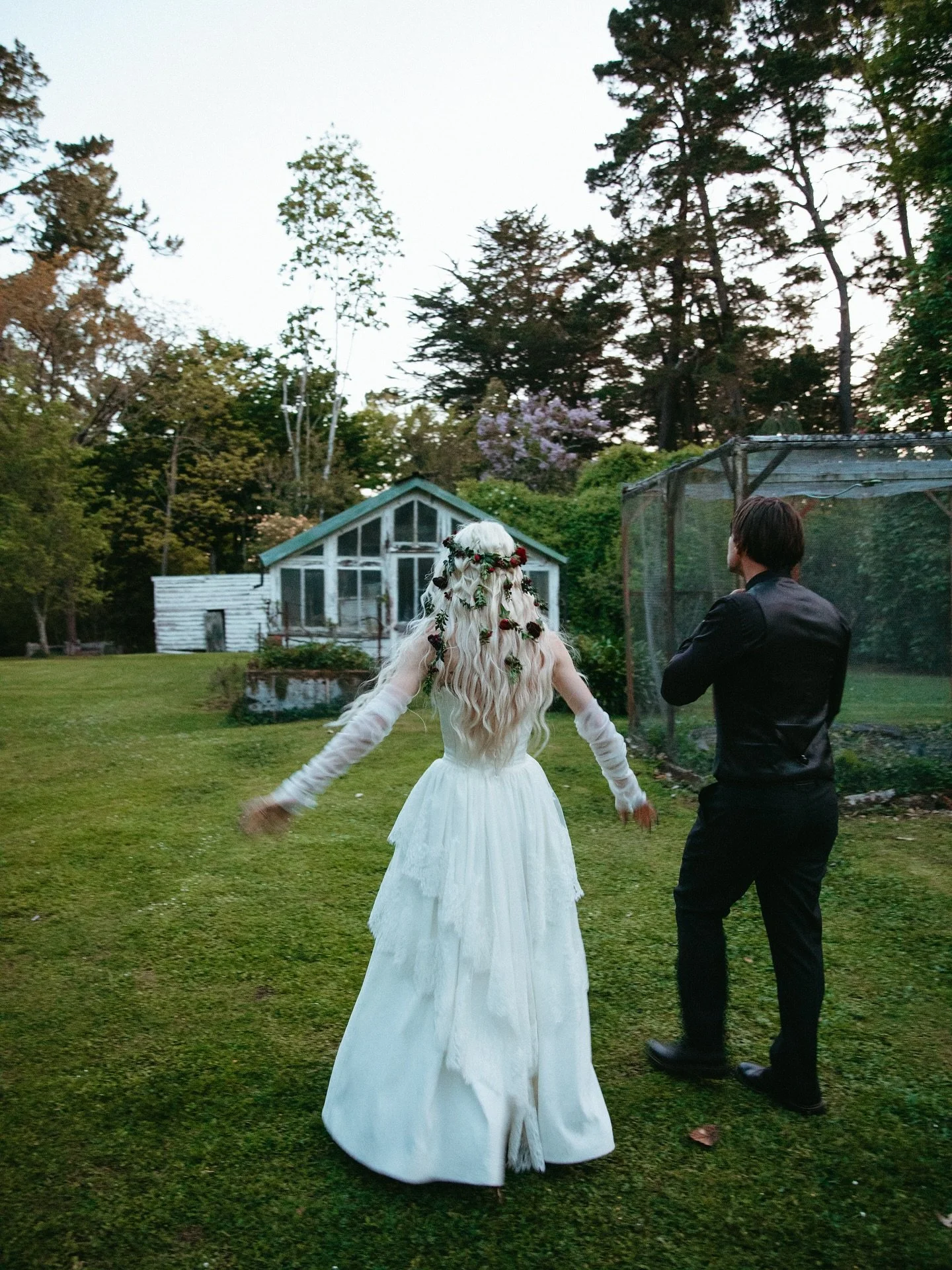 Forever one of my favourites ~ styling and creating flowers for Sara and Hayden&rsquo;s wedding was pure magic. Happy anniversary to you both &hearts;️🖤

@ashmuirphoto 
@georgeandcoevents 
@ortonshawkesbay
@sarakjmihaila 
@gwavasgarden