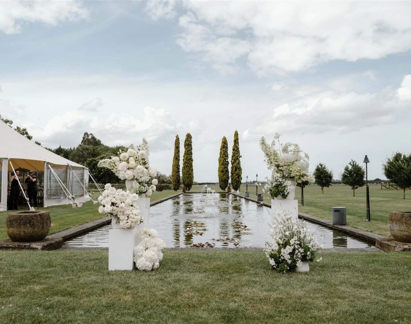 The most incredible ceremony setting for C&amp;J @bostockwines 
If you&rsquo;re getting married here next season, let&rsquo;s chat about putting a floral sculpture in the pond 😏🌸
