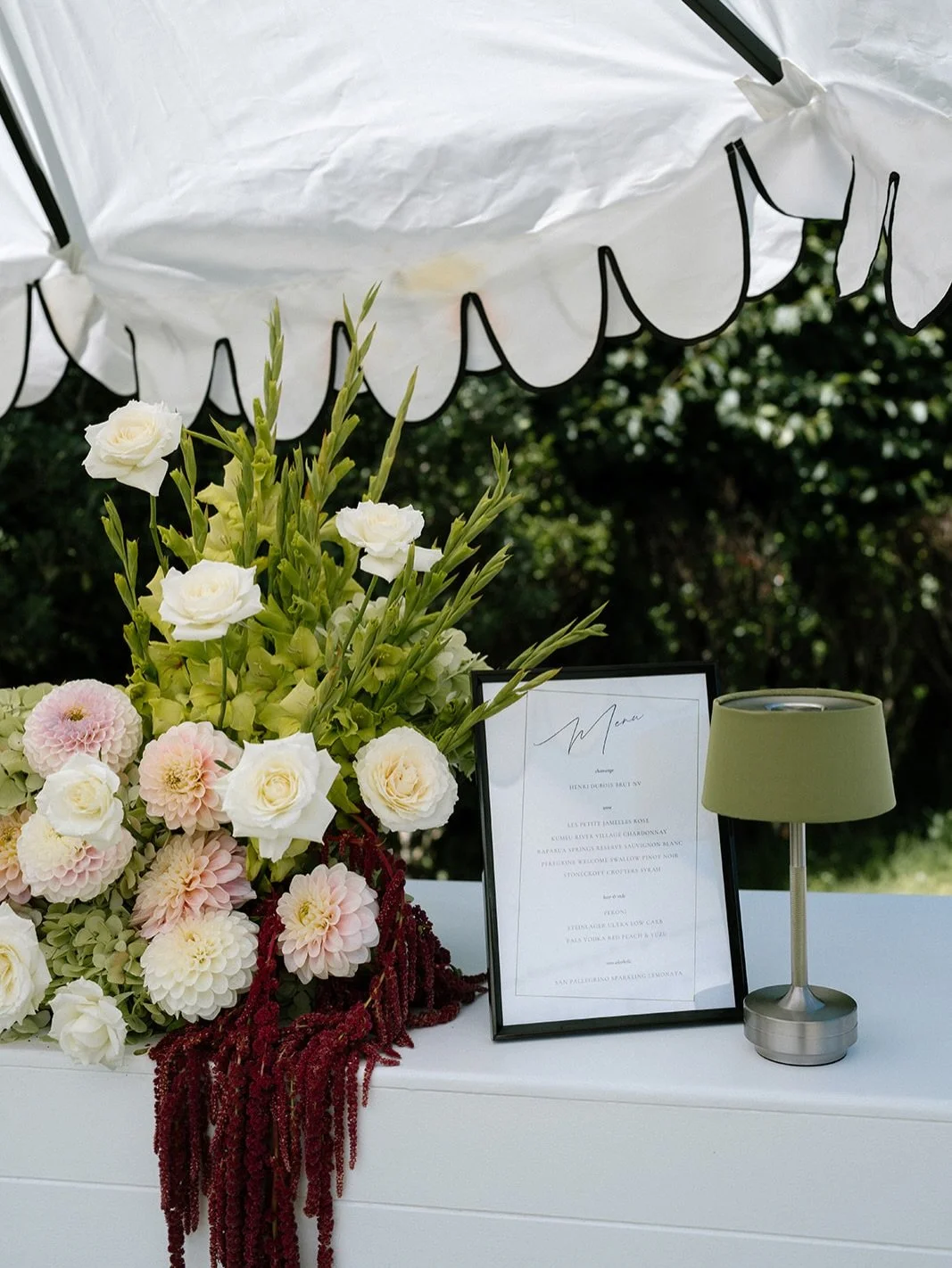 A cute bar set up with our silver + olive lamps paired with the dreamiest blooms.
Also take a moment for the David Austin roses in the video 💗💚