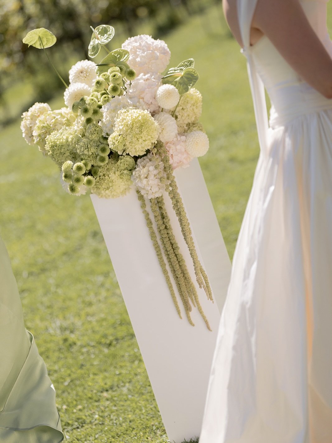 Fluffy whites and lime green ceremony plinths at the beautiful @theriverhouse_hb by @amour.weddings_ 
☁️🍋&zwj;🟩