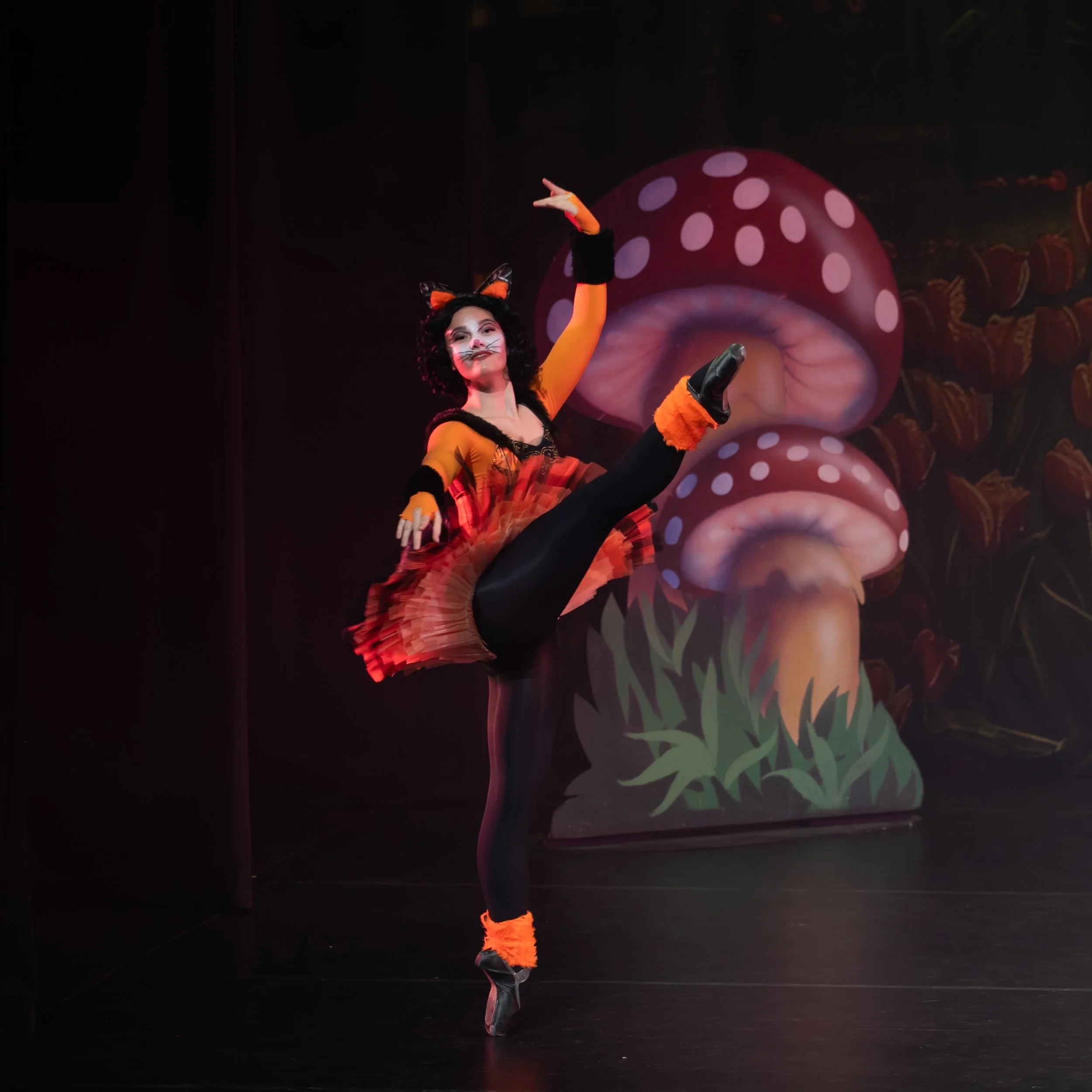 Not all who wander in Wonderland are lost. Some simply vanish, leaving behind a grin. 🐾 Cheshire Cat 🧡
📸 @enpointe.productions 
@s_s_pa