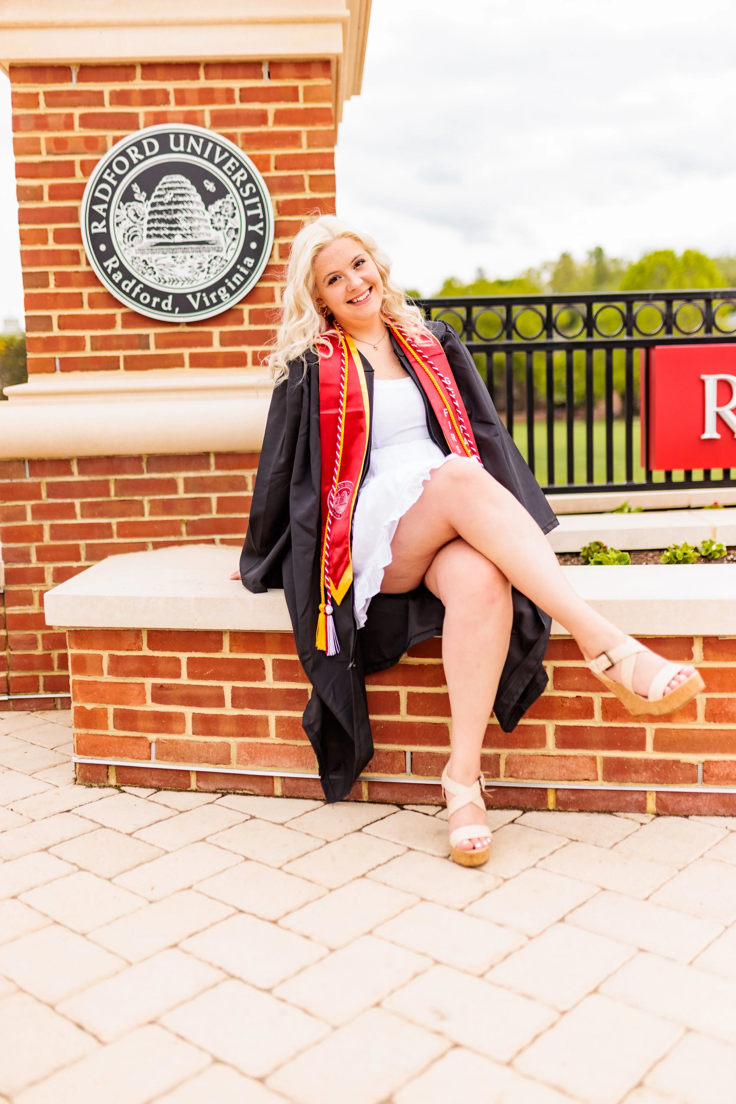 Alyson Carneal Graduation Web_20230429_052.jpg