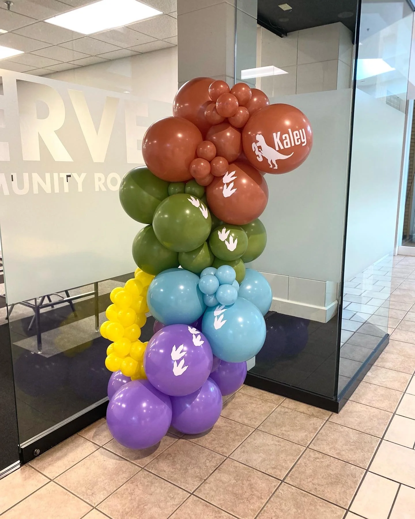 8ft worth Balloon Garland w/ Vinyl 