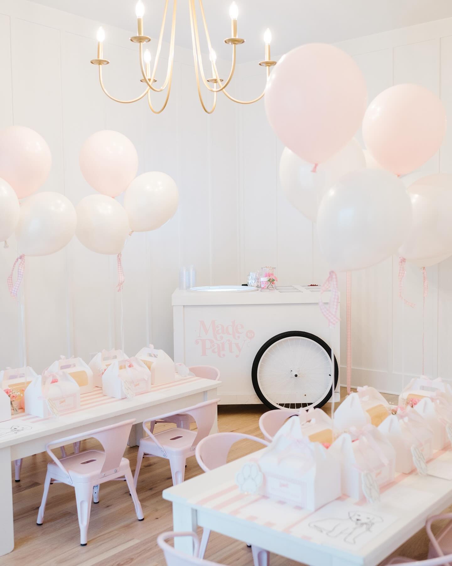 Spring is here  and summer is coming 🌞 🌸 Don&rsquo;t miss out on booking our adorable ice cream cart 🍦🍨 Perfect for any occasion! 

Photography by @erinreid_photography 
#icecream #icecreamcart #icecreamparty #balloondecor #atlparties #cummingga 