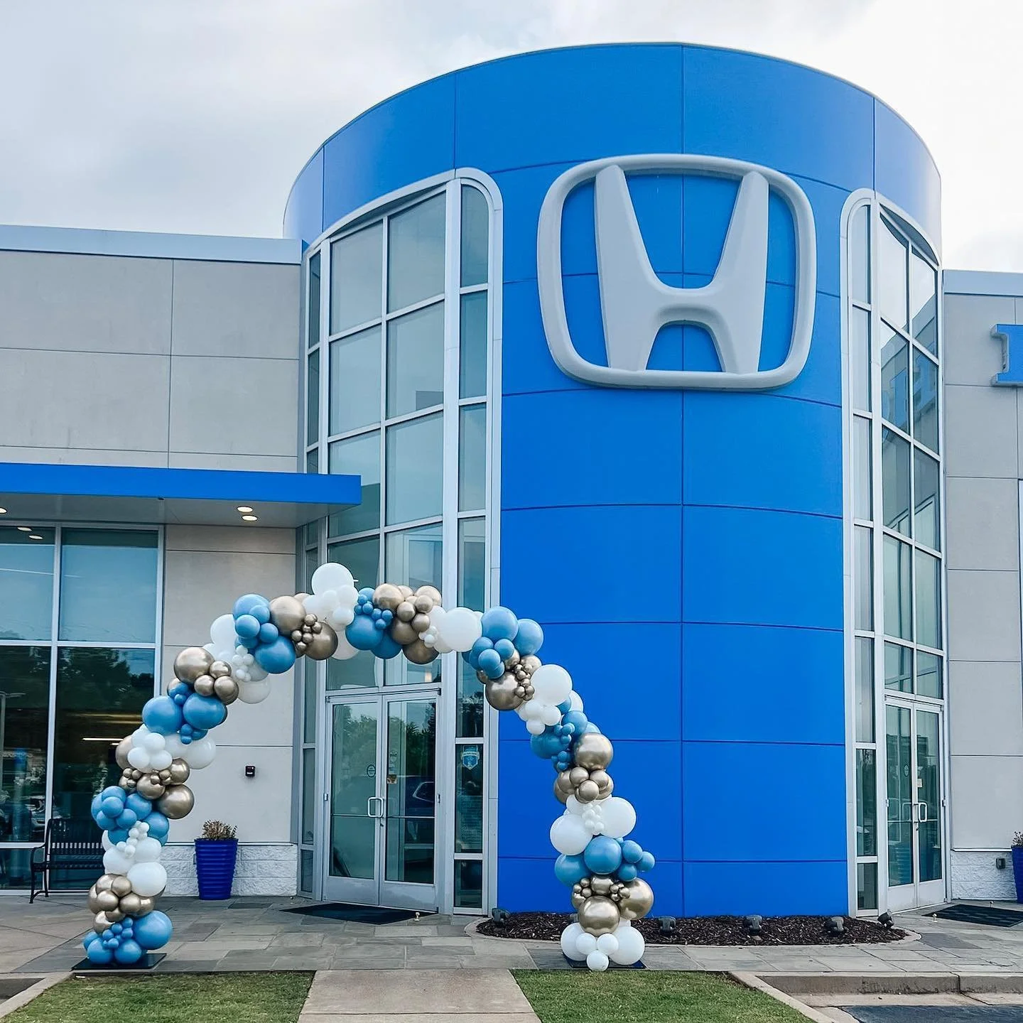 Did you know we offer monthly balloon installations for local businesses?! We love offering this service because it&rsquo;s an affordable way to enhance your customer&rsquo;s experience, first impression, businesses appeal, increase foot traffic, and