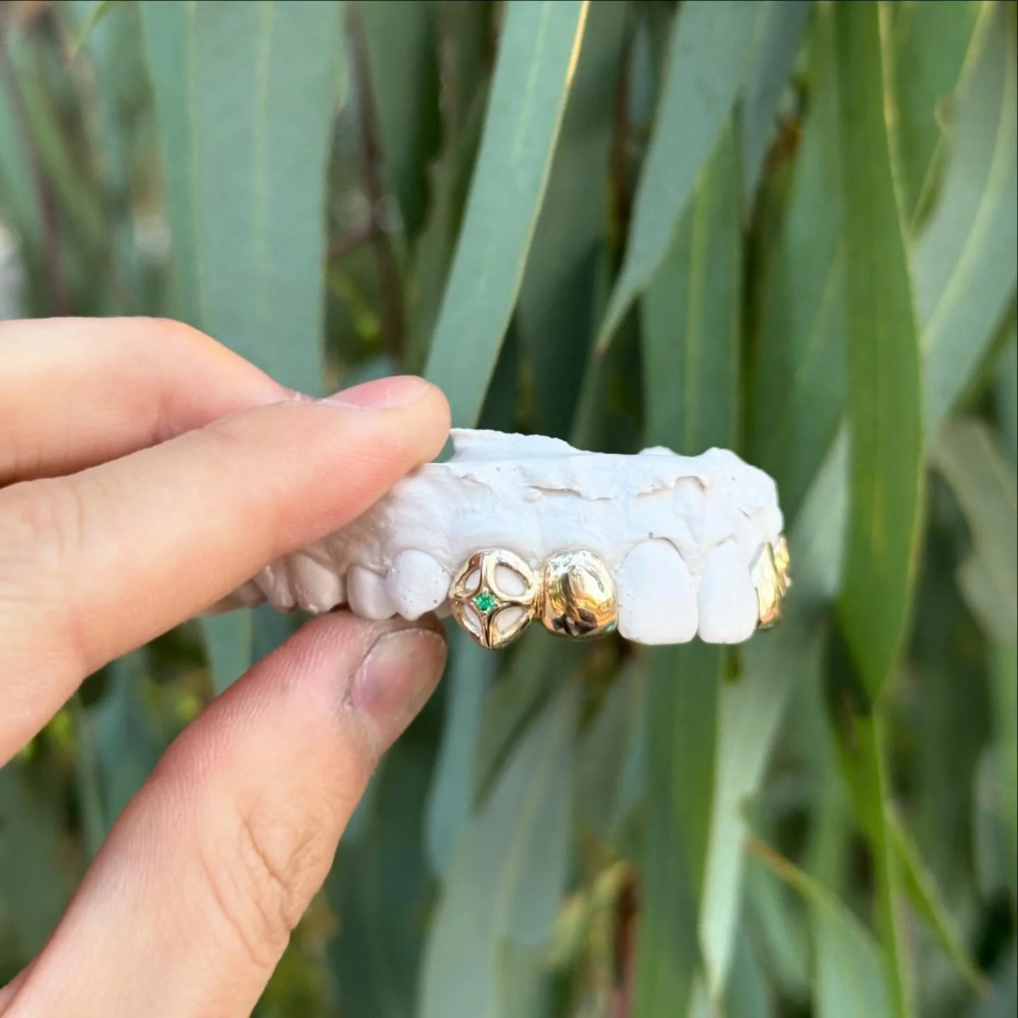 &lrm;روح
for Elijah 🌳

#grillz #gold #goldgrillz #emerald #jewellery #custom