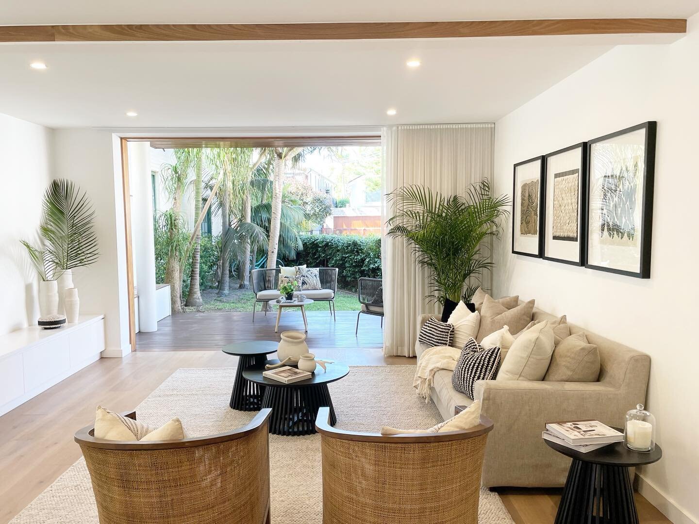 Ending the styling year on a high ✨ Street record for this styled and sold beachside newly renovated home : Sold @bowergraymanly  #propertystyling #thefinishingtouchstyling #sold #interiorstyling #neutralstyling #coastalstyle #homestaging #laststyle 