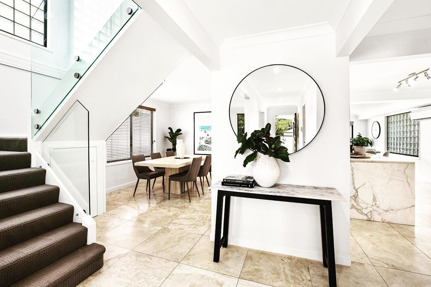 ENTRY: The first room the buyer will see, we make it count! ✨
A mirror will add shape, reflect and bounce light into a space. #propertystyling #interiorstyling #styletosell #homestaging #thefinishingtouchstyling #mirror #entryfoyerstyling #entry
