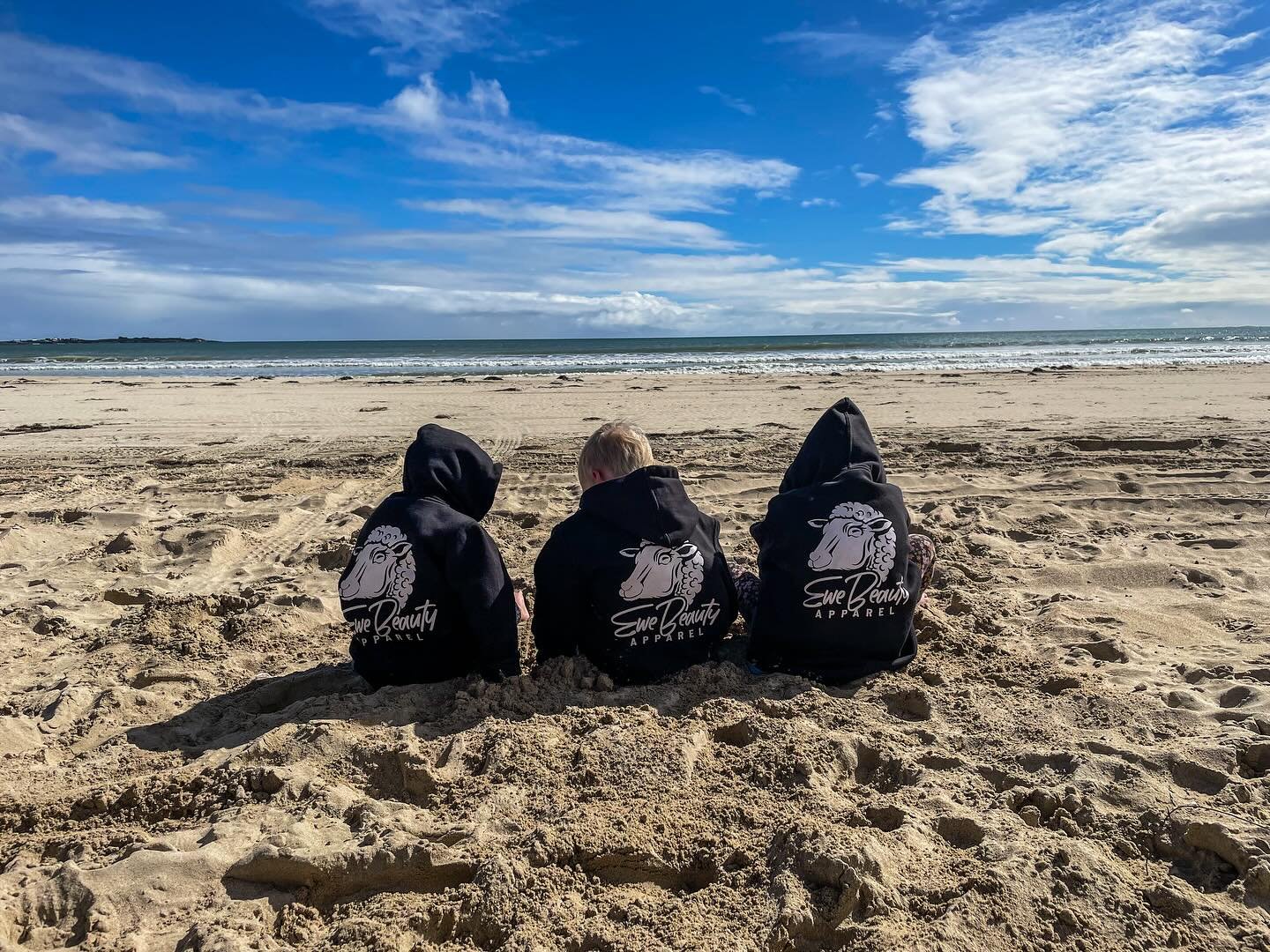 Shearing hoodies can be worn absolutely anywhere&hellip; Even on beach days 🌊

Kids &amp; Adults sizes available.

🛒 Link in bio or at www.ewebeauty.com.au 

#autumnvibes🍁 #beach #familytime #countryclothing #shearinghoodie #hoodies #hoodieseason 
