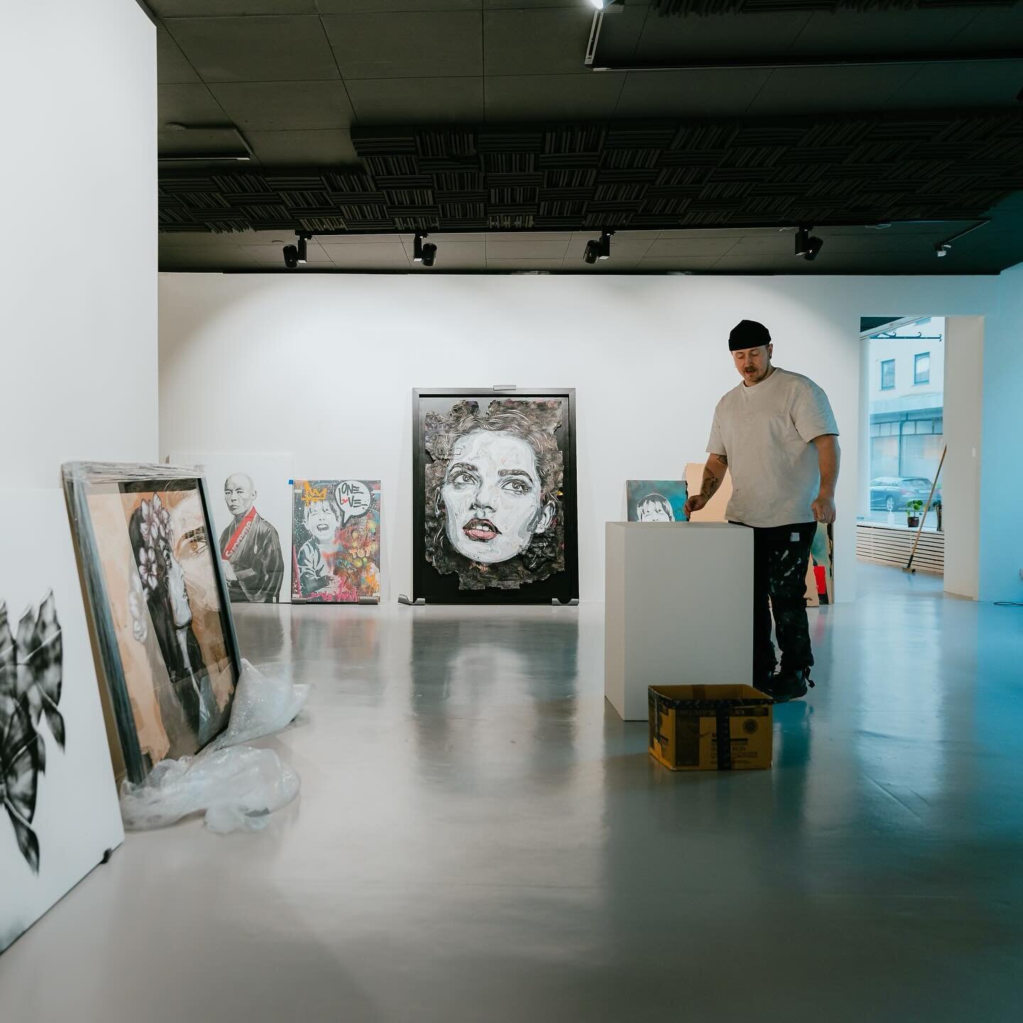 Sneak peek at the install for my pop-up show with @canevil_kunst at @unas.bergen Visit the link in my bio for more details. Hope to see you there!! 

📸 @tommyhooo 

#unasbergen #canevil #bergen #art #fineart #bt #arturbain #streetartlovers #sprayart