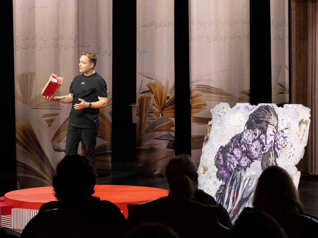 René Konings. Speaker on stage, TEDxArendal 2025.