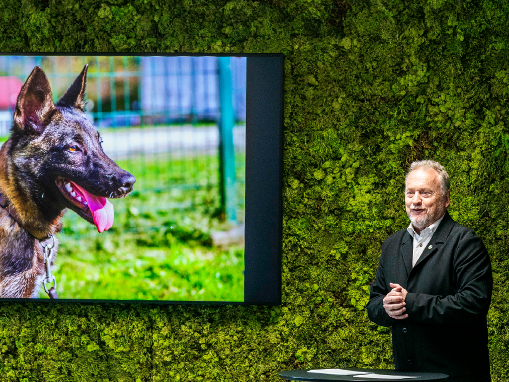 Raymond Johansen, leader of Norwegian People's Aid, at the unveiling of the original work 'Hanki' at Fellesforbundet, Oslo.