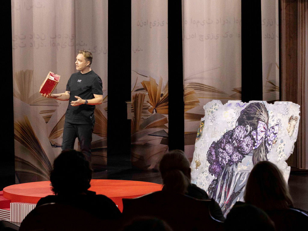 René Konings speaking on stage at TEDxArendal