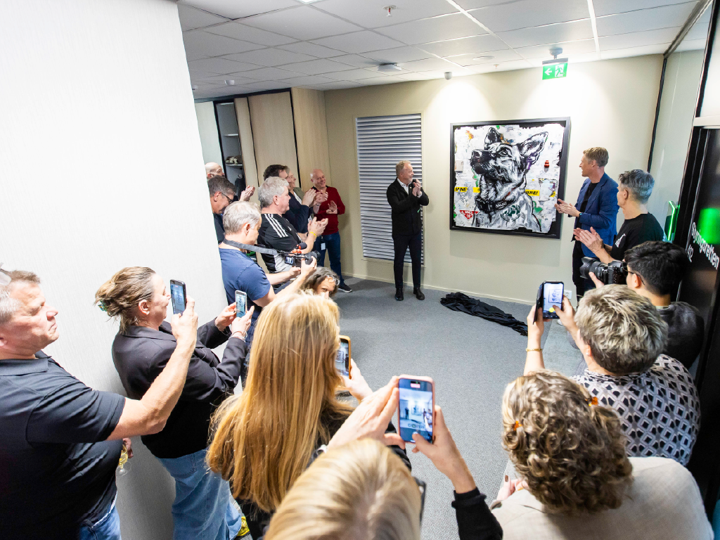 Raymond Johansen, leader of Norwegian People's Aid, at the unveiling of the original work 'Hanki' at Fellesforbundet, Oslo.