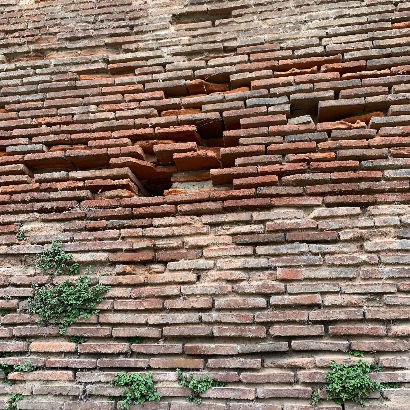 Adventures in Toulouse. A day walking, we did 12 miles wandering around the streets, visiting churches and beautiful gardens. Found the city to be grwat for walking, or cycling. Also discovered water hydrants for free water bottle filling. Lots of lo