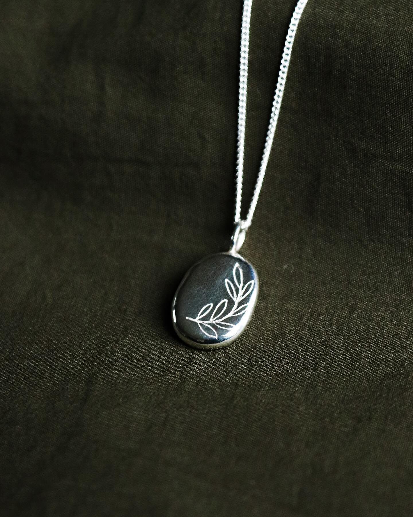 Hand carved leaf pendant 🌿

#lostwaxcasting #handmadesilverjewellery #jewellerydesign