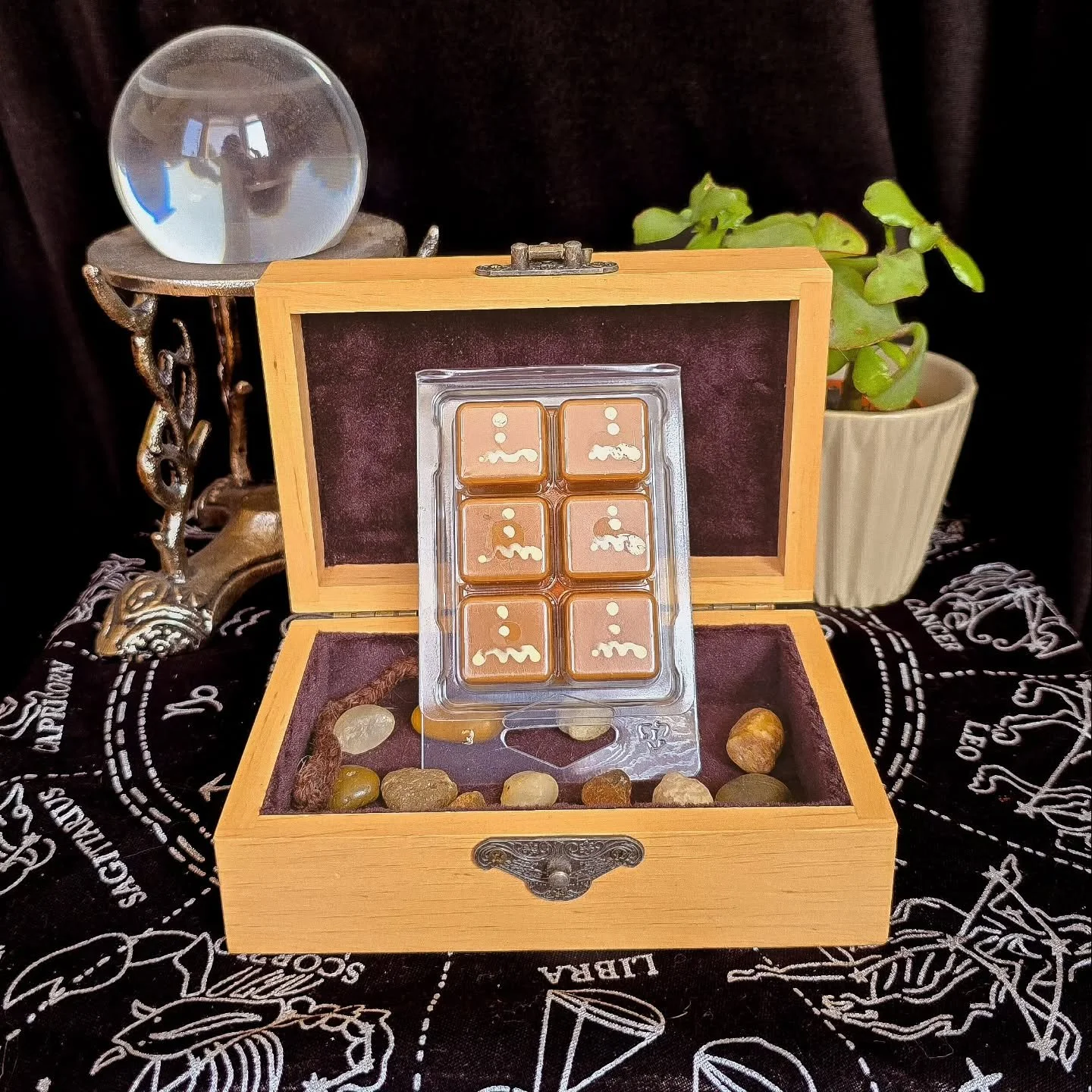 Hansel & Gretels Gingerbread House ✨️
The smell of freshly sweet gingerbread cookies that lures children into a witches house 🛖
You will either get Hansel or Gretel that are slightly different in colour, but the exact same fragrance 🫚
#wax #m