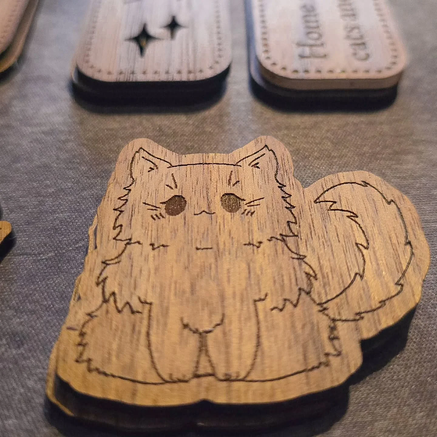 *laughs in non stop working* 
Getting some new magnet backing to turn these into fridge magnets. Might even bring some strips of magnets to markets in case anyone prefered the bookmarks as fridge magnets 🐱

#cat #d20 #dnd #bg3 #lasercut