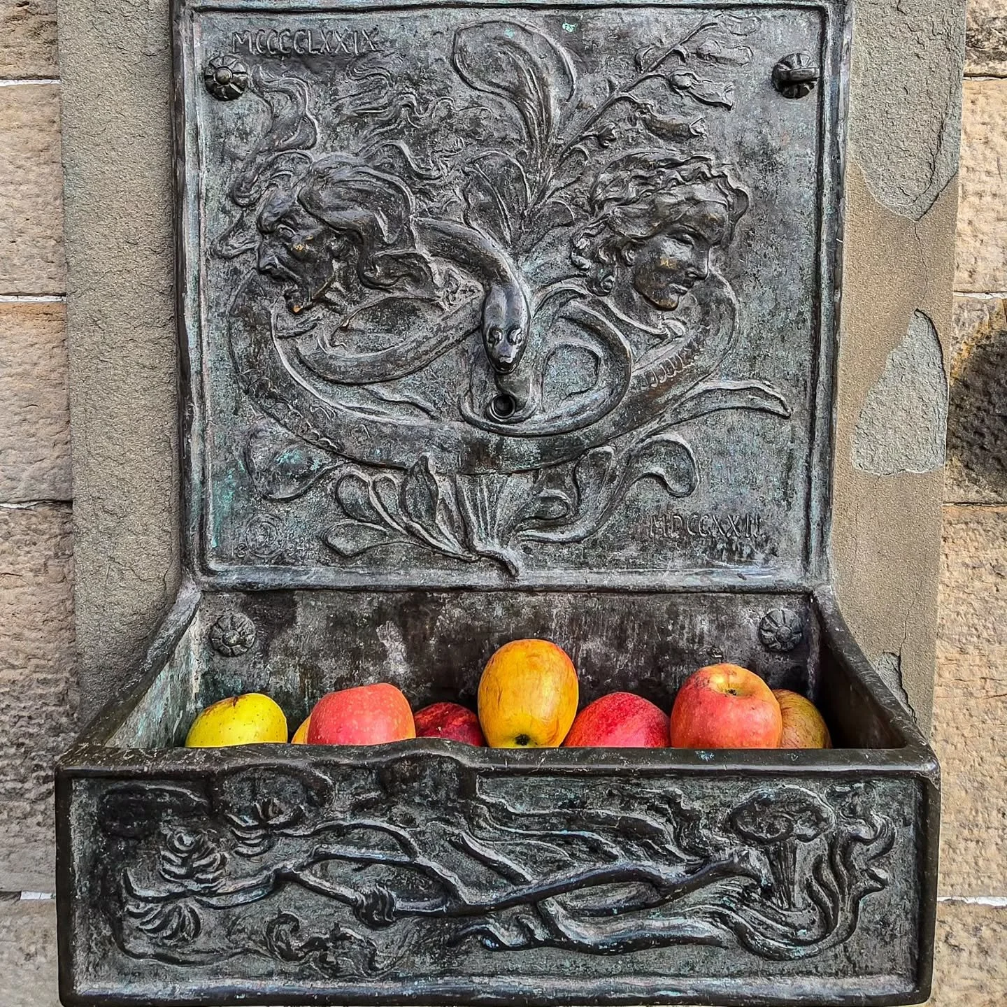 Happy International Womens day! 🌸
Today is a good day to remember all of the women who have suffered, died and fought for our rights.
During my visit to Edinburgh, this altar at Edinburgh Castle caught my eye. It's a tribute to all the innocent wome