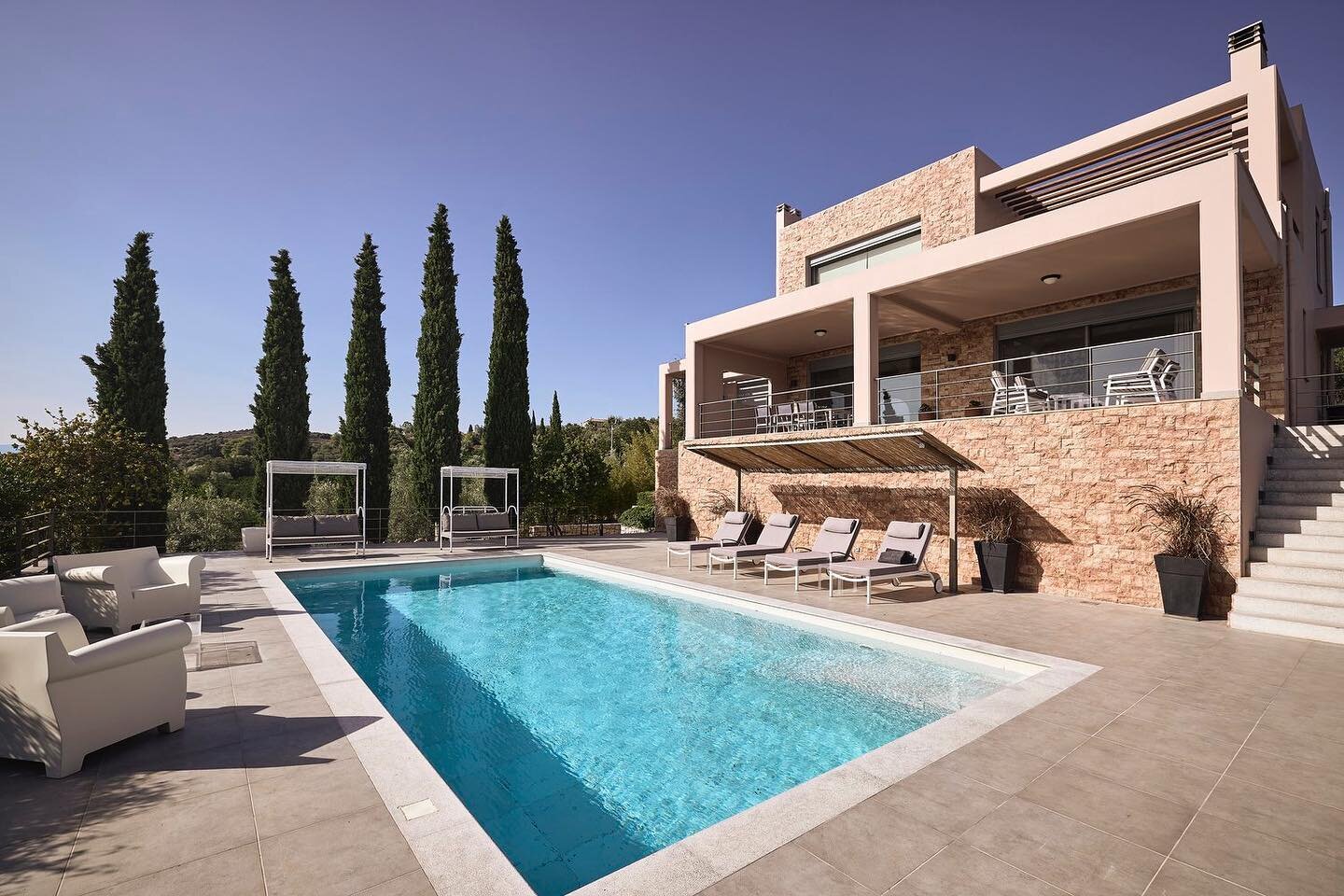 A flush of emerald green, vivid in the spring air, embraces La Residenza, which sits within a quiet glad.
This time of the year brings its own kind of gentle beauty around the private villa and the land beyond it, as the light widens its embrace of t
