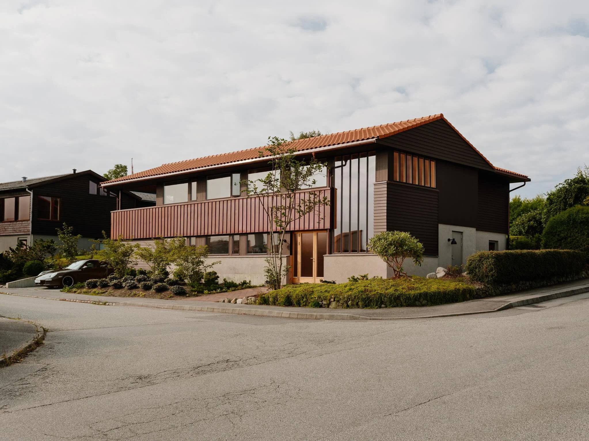 Huset i Mor &Aring;ses vei ble b&aring;de bygd ut og bygd om, men et m&aring;l var likevel at forbipasserende skal bli en smule i tvil om det opprinnelig ble bygd slik.

🇬🇧The house was both extended and transformed, yet one of the goals was for pe