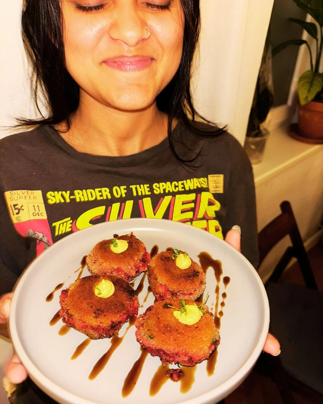 Come to @cafe.neukoelln this Weekend to try Vegetable Chop or Vegetable Cutlet.

Ft @palzpvt taste testing different versions 

The Bengali vegetable chop has always been more than a snack. Crisp outside, beetroot-red inside, a mix of potatoes, carro