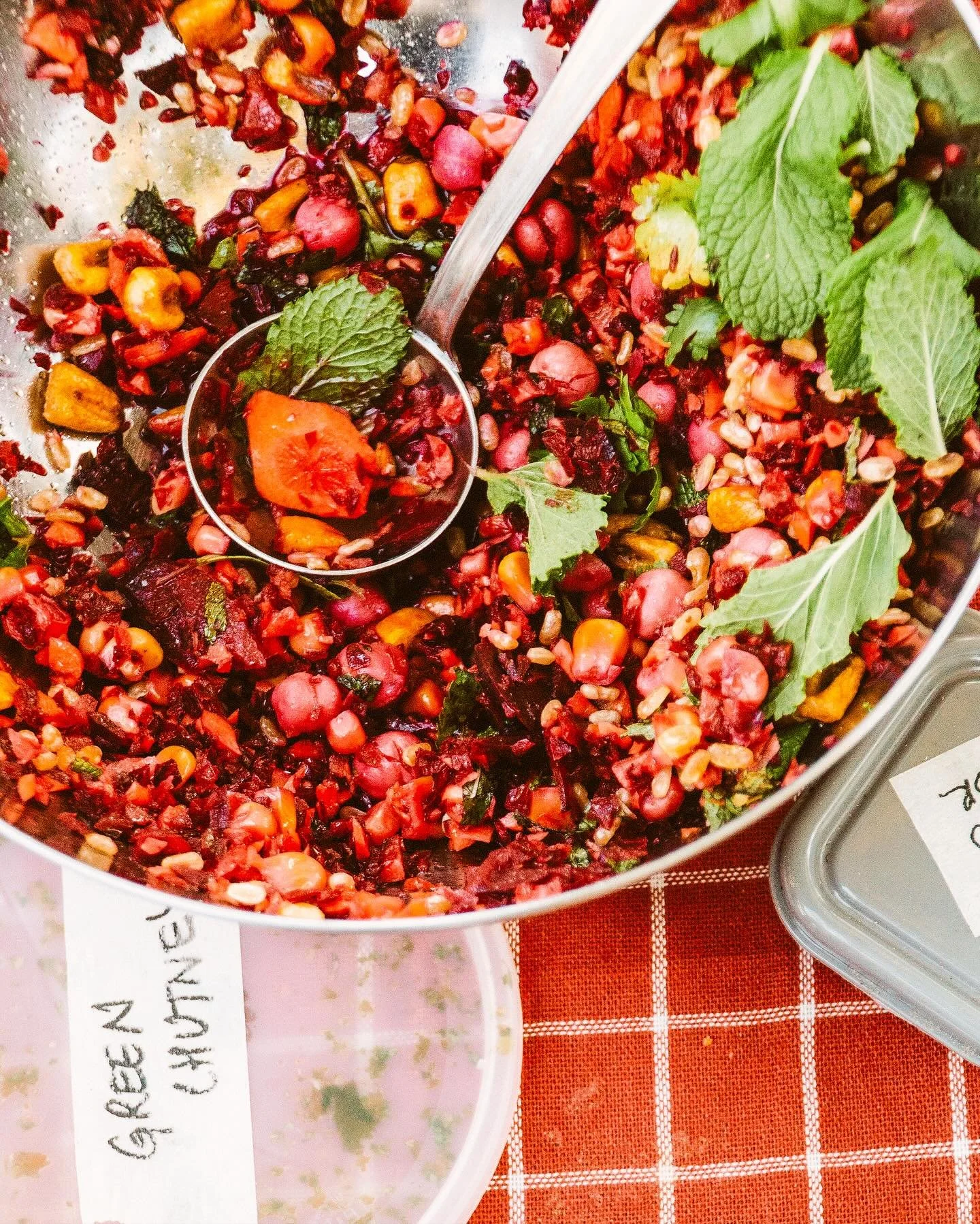 Summer Colours. 

Summer feels like a distant rumour in Berlin right now, so here I am remembering one of my favourite collabs with @zorbylubena . It was colourful, chaotic and very cute evening by the Spree. 

The star recipe was the colourful salad