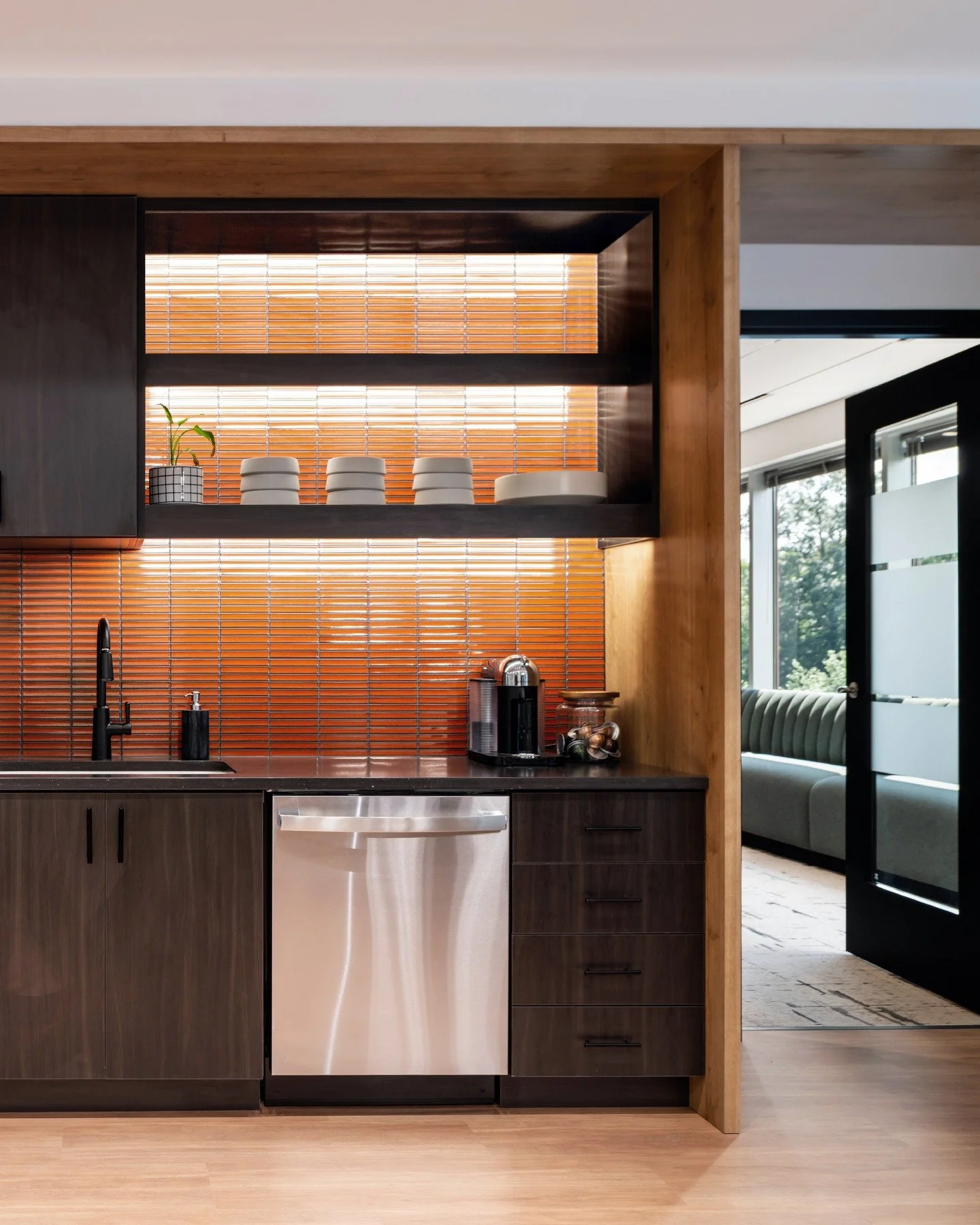 Heartwood Wealth Advisors&rsquo; renovated suite reflects its warm, sophisticated brand through curated amenity spaces designed for both comfort and functionality. 

A centrally located caf&eacute; space, positioned alongside conferencing rooms and m