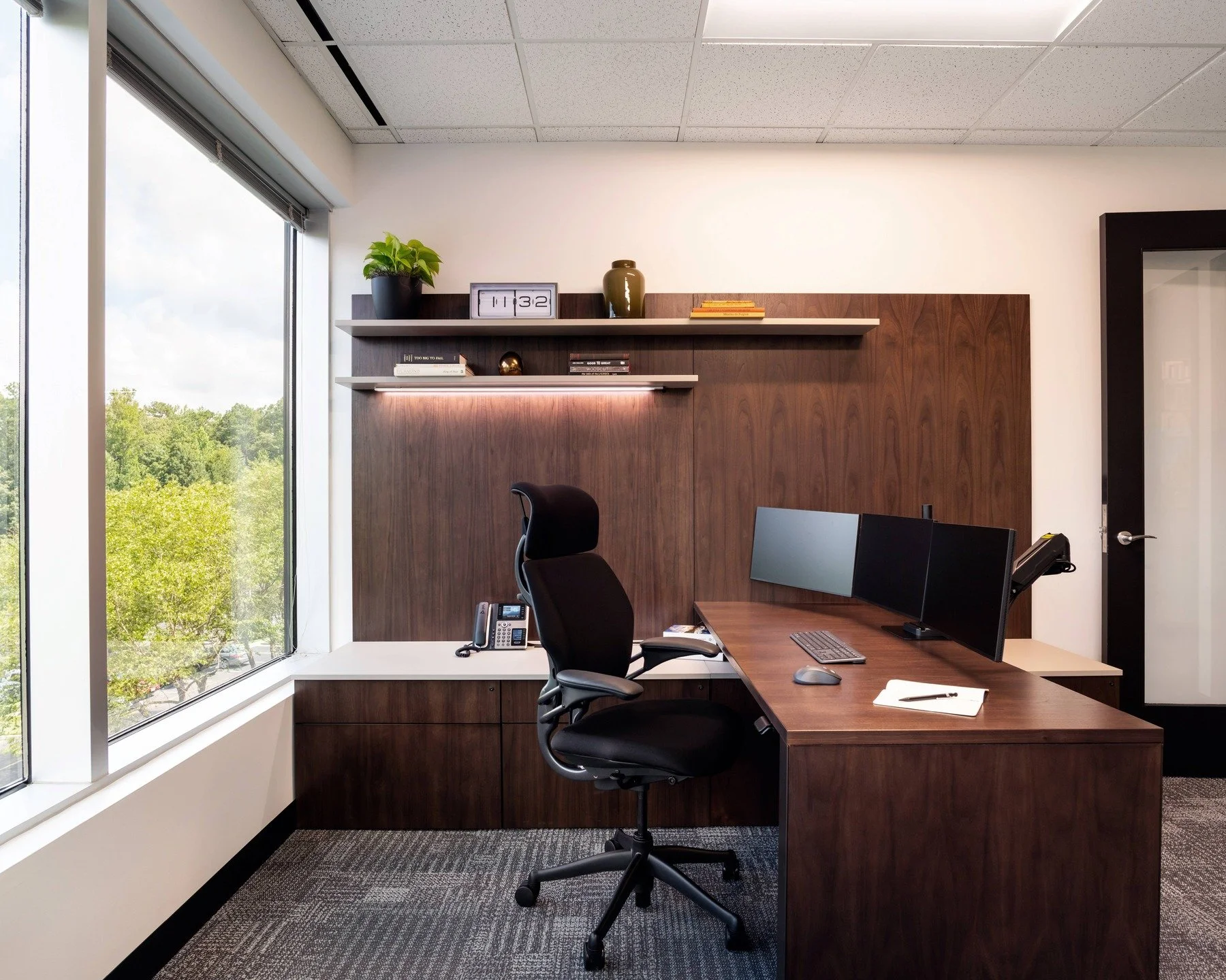 Heartwood Wealth Advisors&rsquo; new office balances comfort and sophistication while reinforcing the firm&rsquo;s values. 

Establishing the proper function of spaces allowed for the design team to space plan strategically, ensuring the right amount