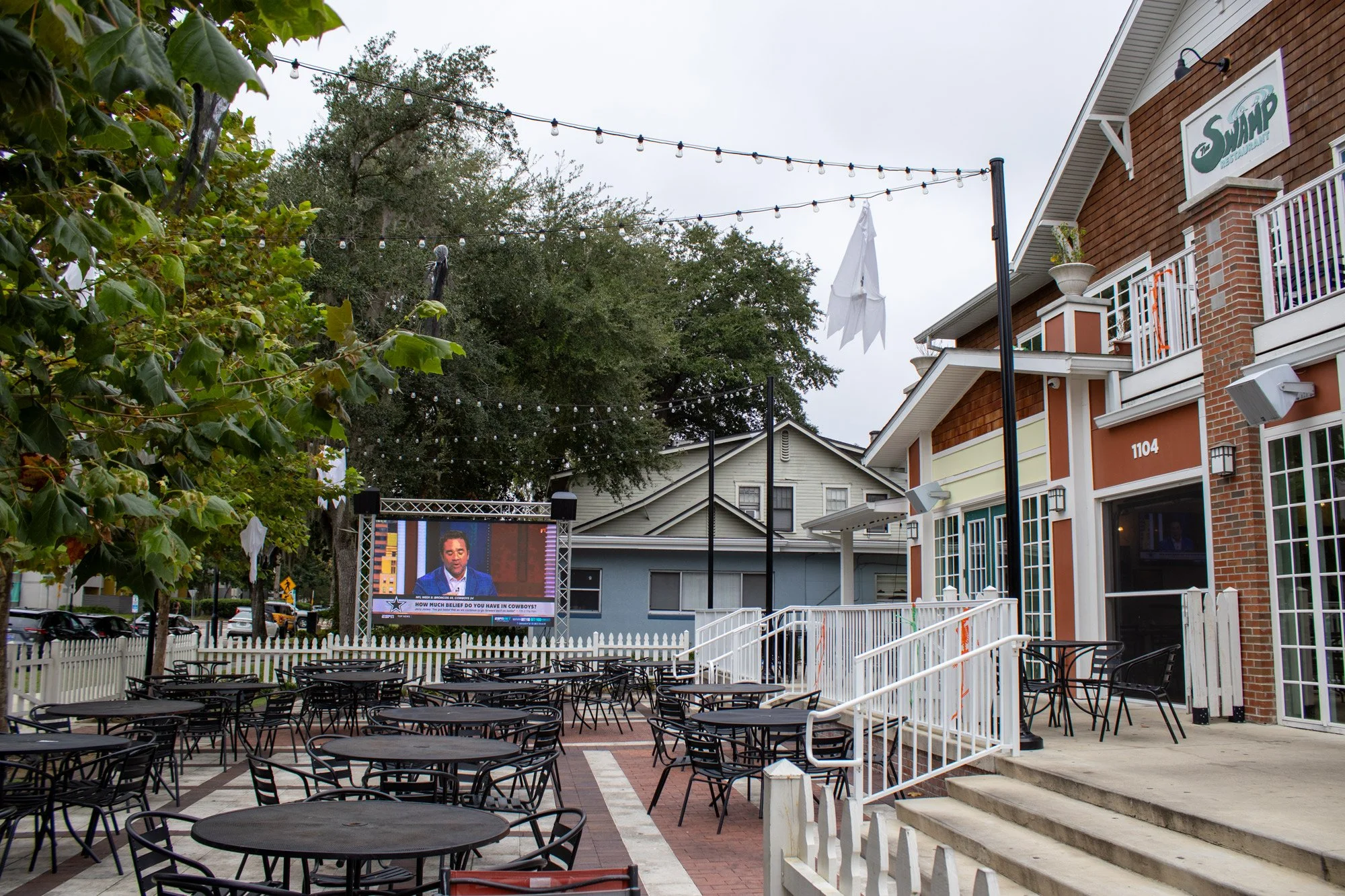The_Swamp_Restaurant_Outdoor_AV_Lighting.jpg