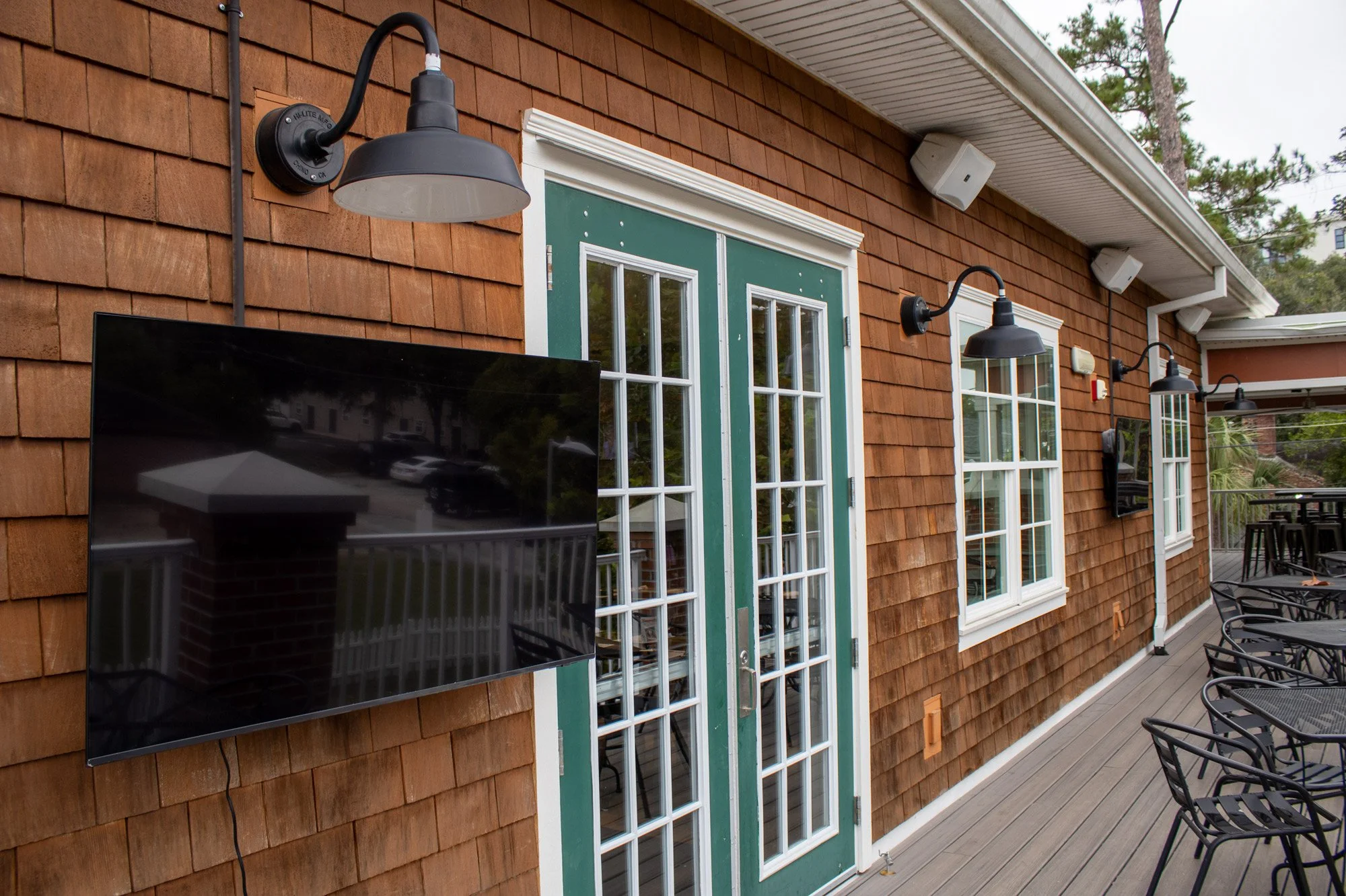 The_Swamp_Restaurant_Outdoor_Lighting_AV.jpg