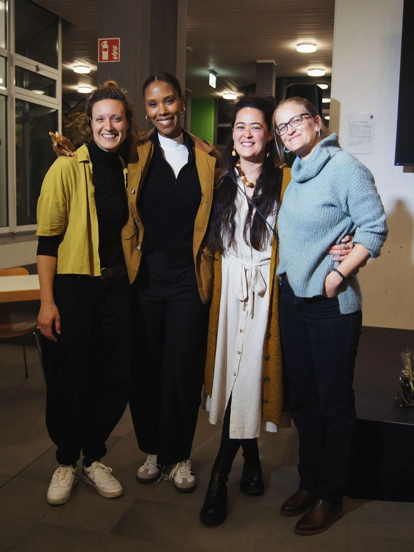 🤲🏼💜 Herzlichen Dank an @josephine.apraku, das Frauenzentrum Bad Honnef - insbesondere Anouk Sterr - meine Co-Moderatorin Hannah Wolf @kolibripispis &amp; meine Freundinnen f&uuml;r den sch&ouml;nen gemeinsamen Abend.

❤️&zwj;🔥 Liebe als machtkrit